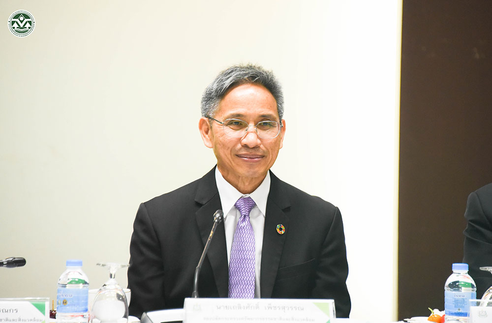 นายเถลิงศักดิ์ เพ็ชรสุวรรณ รองปลัดกระทรวงทรัพยากรธรรมชาติและสิ่งแวดล้อม เป็นประธานการประชุม นายเถลิงศักดิ์ เพ็ชรสุวรรณ รองปลัดกระทรวงทรัพยากรธรรมชาติและสิ่งแวดล้อม เป็นประธานการประชุม
