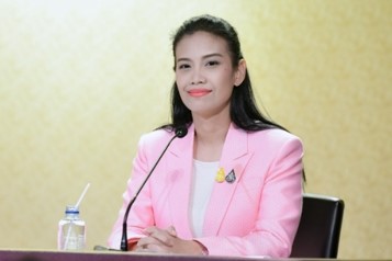 นางรัดเกล้า อินทวงศ์ สุวรรณคีรี รองโฆษกประจำสำนักนายกรัฐมนตรี นางรัดเกล้า อินทวงศ์ สุวรรณคีรี รองโฆษกประจำสำนักนายกรัฐมนตรี