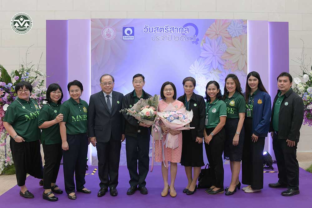 นางอินทิรา เอื้อมลฉัตร พร้อมกับพร้อมเจ้าหน้าที่ สผ. มาร่วมแสดงความยินดี นางอินทิรา เอื้อมลฉัตร พร้อมกับพร้อมเจ้าหน้าที่ สผ. มาร่วมแสดงความยินดี