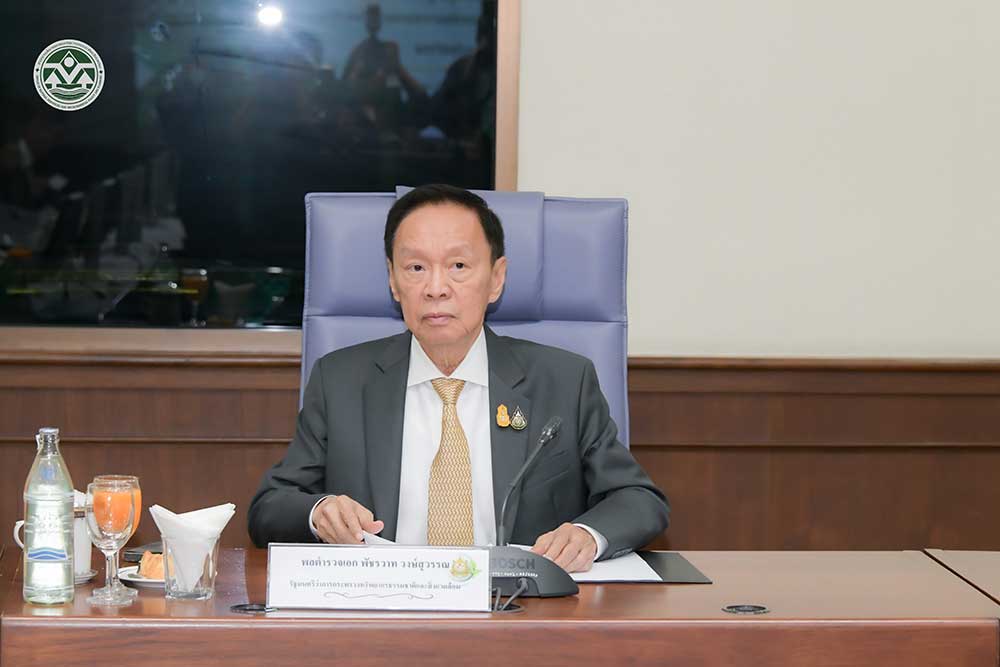 ตำรวจเอก พัชรวาท วงษ์สุวรรณ รองนายกรัฐมนตรี และรัฐมนตรีว่าการกระทรวงทรัพยากรธรรมชาติและสิ่งแวดล้อม เป็นประธานที่ประชุม ตำรวจเอก พัชรวาท วงษ์สุวรรณ รองนายกรัฐมนตรี และรัฐมนตรีว่าการกระทรวงทรัพยากรธรรมชาติและสิ่งแวดล้อม เป็นประธานที่ประชุม