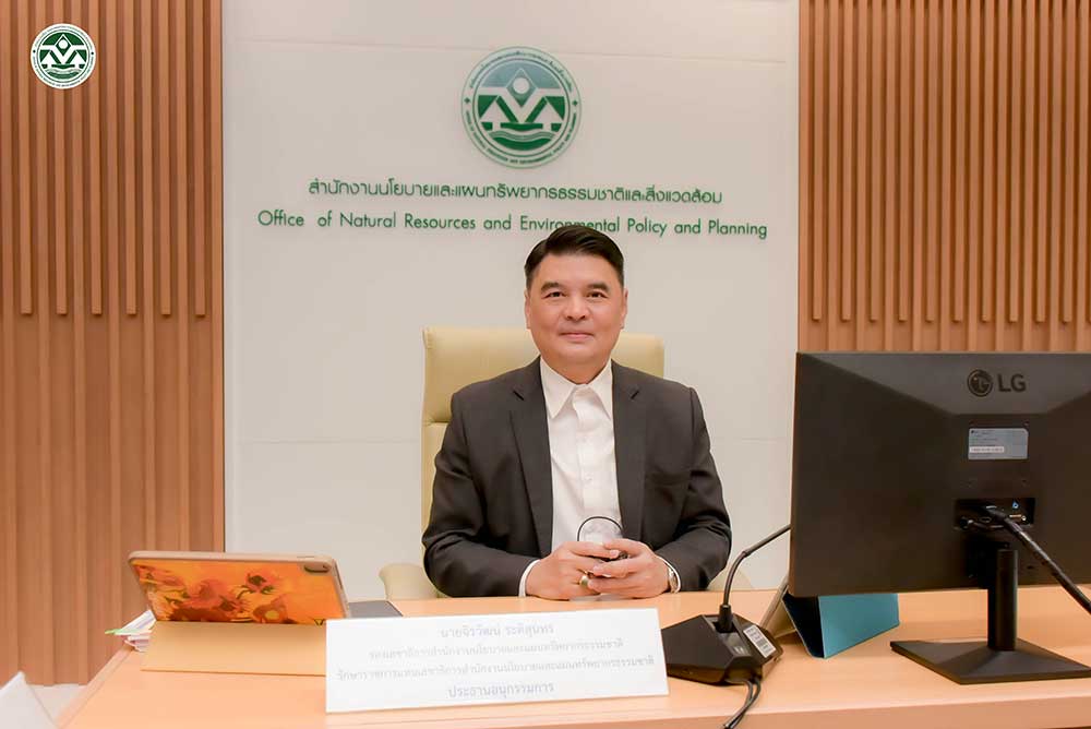 นายจิรวัฒน์ ระติสุนทร รองเลขาธิการ สผ. ปฏิบัติราชการแทนเลขาธิการ สผ. เป็นประธานการประชุม นายจิรวัฒน์ ระติสุนทร รองเลขาธิการ สผ. ปฏิบัติราชการแทนเลขาธิการ สผ. เป็นประธานการประชุม
