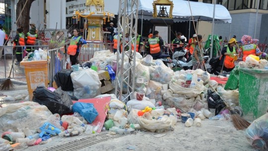 ปริมาณขยะ สงกรานต์ "ถนนข้าวสาร" พลาสติก-ปืนฉีดน้ำ เกลื่อน