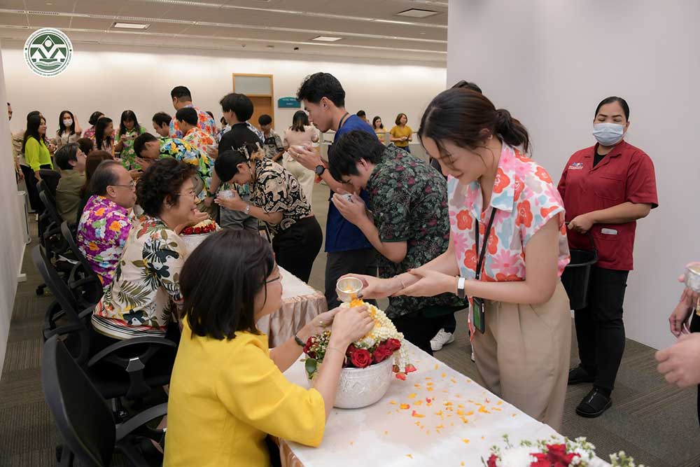 ภาคบ่ายได้จัดพิธีรดน้ำขอพรผู้ใหญ่เพื่อความเป็นสิริมงคล ภาคบ่ายได้จัดพิธีรดน้ำขอพรผู้ใหญ่เพื่อความเป็นสิริมงคล