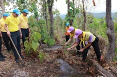 กิจกรรม “จิตอาสาเราทำความดีด้วยหัวใจ” ทำแนวป้องกันไฟเปียก (Wet Fire Break) เพื่อป้องกันพื้นที่สำคัญและสร้างความชุ่มชื้นในพื้นที่ป่า