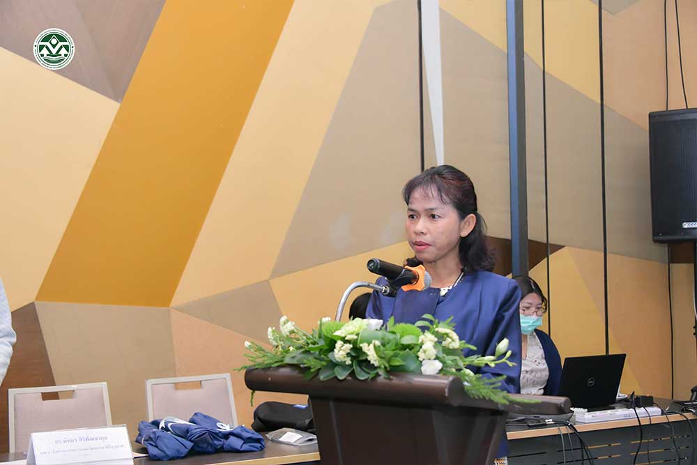 นางสาวสิริลักษณ์ จันทร์โพธิ์ ผอ.กลุ่มงานพัฒนาแนวทางการประเมินผลกระทบสิ่งแวดล้อม เป็นผู้กล่าวรายงาน นางสาวสิริลักษณ์ จันทร์โพธิ์ ผอ.กลุ่มงานพัฒนาแนวทางการประเมินผลกระทบสิ่งแวดล้อม เป็นผู้กล่าวรายงาน