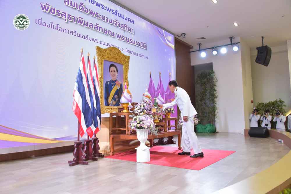 พลตำรวจเอก พัชรวาท วงษ์สุวรรณ รองนายกรัฐมนตรีและรัฐมนตรีว่าการกระทรวงทรัพยากรธรรมชาติและสิ่งแวดล้อม พลตำรวจเอก พัชรวาท วงษ์สุวรรณ รองนายกรัฐมนตรีและรัฐมนตรีว่าการกระทรวงทรัพยากรธรรมชาติและสิ่งแวดล้อม