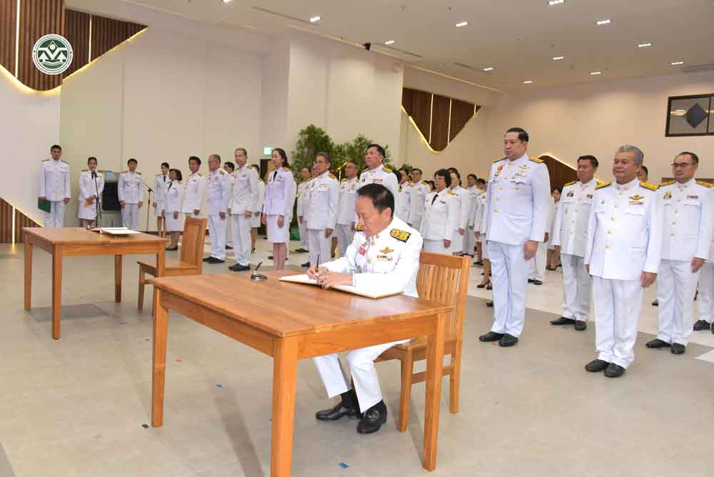 พลตำรวจเอก พัชรวาท วงษ์สุวรรณ รองนายกรัฐมนตรีและรัฐมนตรีว่าการกระทรวงทรัพยากรธรรมชาติและสิ่งแวดล้อม พลตำรวจเอก พัชรวาท วงษ์สุวรรณ รองนายกรัฐมนตรีและรัฐมนตรีว่าการกระทรวงทรัพยากรธรรมชาติและสิ่งแวดล้อม
