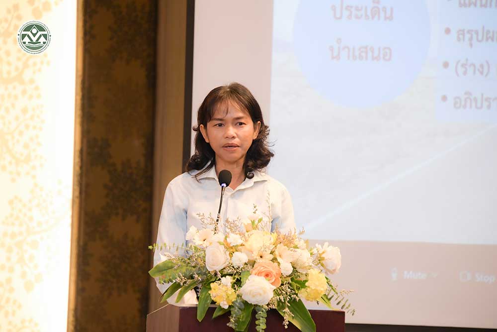 นางสาวศิริลักษณ์ จันทร์โพธิ์ ผู้อำนวยการกลุ่มงานพัฒนาแนวทางการประเมินผลกระทบสิ่งแวดล้อม กล่าวรายงาน นางสาวศิริลักษณ์ จันทร์โพธิ์ ผู้อำนวยการกลุ่มงานพัฒนาแนวทางการประเมินผลกระทบสิ่งแวดล้อม กล่าวรายงาน