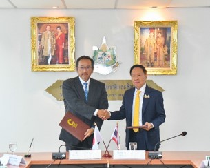 พล.ต.อ.พัชรวาท วงษ์สุวรรณ รองนายกรัฐมนตรี และรัฐมนตรีว่าการกระทรวงทรัพยากรธรรมชาติและสิ่งแวดล้อม ให้การต้อนรับ ฯพณฯ โอตากะ มาซาโตะ เอกอัครราชทูตวิสามัญผู้มีอำนาจเต็มแห่งญี่ปุ่นประจำราชอาณาจักรไทย พล.ต.อ.พัชรวาท วงษ์สุวรรณ รองนายกรัฐมนตรี และรัฐมนตรีว่าการกระทรวงทรัพยากรธรรมชาติและสิ่งแวดล้อม ให้การต้อนรับ ฯพณฯ โอตากะ มาซาโตะ เอกอัครราชทูตวิสามัญผู้มีอำนาจเต็มแห่งญี่ปุ่นประจำราชอาณาจักรไทย
