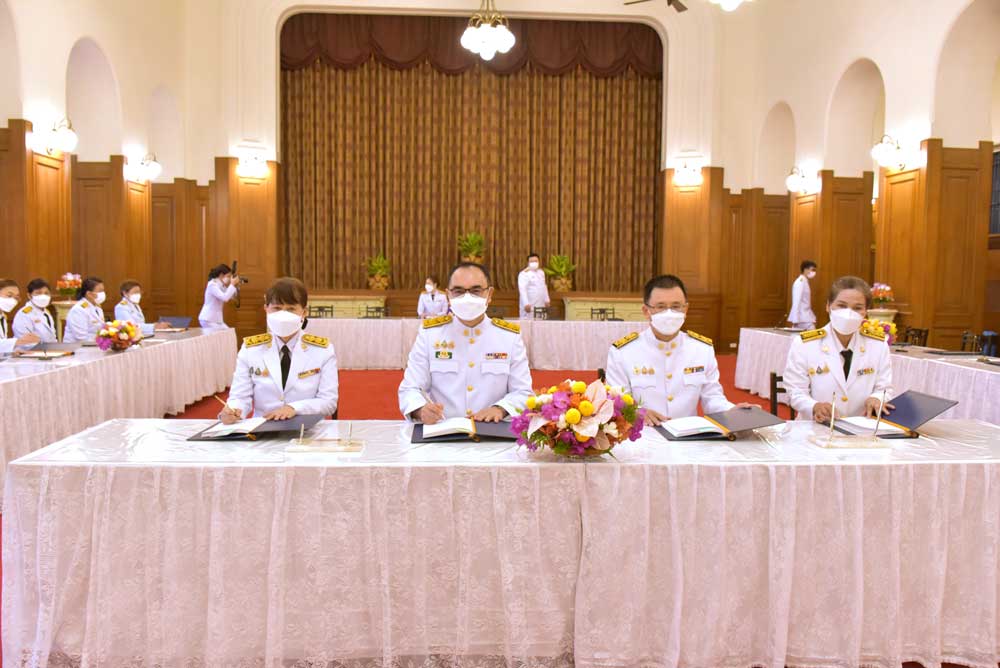 ข้าราชการ สผ. ลงนามถวายพระพรชัยมงคล ข้าราชการ สผ. ลงนามถวายพระพรชัยมงคล