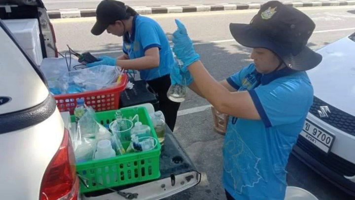 เจ้าหน้าที่สิ่งแวดล้อม ลงพื้นที่เก็บตัวอย่างน้ำ 3 จุด ไปทดสอบค่าความสกปรกในรูปสารอินทรีย์ เจ้าหน้าที่สิ่งแวดล้อม ลงพื้นที่เก็บตัวอย่างน้ำ 3 จุด ไปทดสอบค่าความสกปรกในรูปสารอินทรีย์