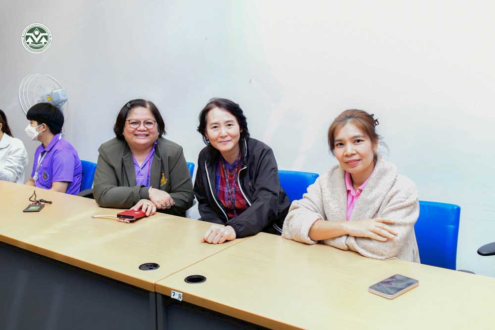 เมื่อวันอังคารที่ 13 พฤษภาคม 2568 นายทรงเกียรติ ตาตะยานนท์ รองเลขาธิการ สผ. และนางสาวกานดา ชูแก้ว รองเลขาธิการ สผ. ร่วมกันเป็นประธานประกาศผลพิชิตภารกิจ ปรับเพื่อเปลี่ยน ครั้งที่ 1 ภายใต้ภารกิจปรับพฤติกรรมองค์กร Change to Chance for Future Perfect โดย ECONEP เมื่อวันอังคารที่ 13 พฤษภาคม 2568 เวลา 13.00 น. ณ ห้องประชุม 1001 อาคารทิปโก้ 2 เจ้าหน้าที่ สผ. ที่ได้คะแนนรวมสูงสุด ECONEP ครั้งที่ 1 ได้แก่ 1) นางสาวพัชรพร นำตระกูลพัฒนา (กลช.) 2) นายกฤติรัตน์ วรินทร์ (กชพ.) 3) นางสาวจุรีวรรณ นวนแป้น (กยผ.) 4) นางสาวพัศชนันท์ ยศธแสนย์(สลก.) 5) นางสาวเพ็ญพิชชา คณะทอง (กยผ.) 6) นางสาวสรัญญา ธนสัมฤทธิ์ (กพส.) 7) นางสาวพรพรรณ ปัญญายงค์ (กตป.) 8) นายธนไชย ปานเจริญ (กยผ.) ภายในงาน สผ. ได้มีการเชิญชวนให้เจ้าหน้าที่ สผ. ร่วมใช้งาน ECONEP เพื่อการบรรลุเป้าหมาย เพิ่มพื้นที่สีเขียวให้เท่าสวนลุมพินี ซึ่งปัจจุบันบรรลุเป้าหมายไปแล้ว 2.5 ไร่ จากพื้นที่ทั้งหมด 360 ไร่ นอกจากนี้ ยังได้แจ้งช่องทางติดต่อ Line Official Account ของ ECONEP เพื่อให้เจ้าหน้าที่ สผ. สามารถติดตามข้อมูลข่าวสารและสอบถามข้อสงสัยได้ตลอด 24 ชั่วโมง เมื่อวันอังคารที่ 13 พฤษภาคม 2568 นายทรงเกียรติ ตาตะยานนท์ รองเลขาธิการ สผ. และนางสาวกานดา ชูแก้ว รองเลขาธิการ สผ. ร่วมกันเป็นประธานประกาศผลพิชิตภารกิจ ปรับเพื่อเปลี่ยน ครั้งที่ 1 ภายใต้ภารกิจปรับพฤติกรรมองค์กร Change to Chance for Future Perfect โดย ECONEP เมื่อวันอังคารที่ 13 พฤษภาคม 2568 เวลา 13.00 น. ณ ห้องประชุม 1001 อาคารทิปโก้ 2 เจ้าหน้าที่ สผ. ที่ได้คะแนนรวมสูงสุด ECONEP ครั้งที่ 1 ได้แก่ 1) นางสาวพัชรพร นำตระกูลพัฒนา (กลช.) 2) นายกฤติรัตน์ วรินทร์ (กชพ.) 3) นางสาวจุรีวรรณ นวนแป้น (กยผ.) 4) นางสาวพัศชนันท์ ยศธแสนย์(สลก.) 5) นางสาวเพ็ญพิชชา คณะทอง (กยผ.) 6) นางสาวสรัญญา ธนสัมฤทธิ์ (กพส.) 7) นางสาวพรพรรณ ปัญญายงค์ (กตป.) 8) นายธนไชย ปานเจริญ (กยผ.) ภายในงาน สผ. ได้มีการเชิญชวนให้เจ้าหน้าที่ สผ. ร่วมใช้งาน ECONEP เพื่อการบรรลุเป้าหมาย เพิ่มพื้นที่สีเขียวให้เท่าสวนลุมพินี ซึ่งปัจจุบันบรรลุเป้าหมายไปแล้ว 2.5 ไร่ จากพื้นที่ทั้งหมด 360 ไร่ นอกจากนี้ ยังได้แจ้งช่องทางติดต่อ Line Official Account ของ ECONEP เพื่อให้เจ้าหน้าที่ สผ. สามารถติดตามข้อมูลข่าวสารและสอบถามข้อสงสัยได้ตลอด 24 ชั่วโมง