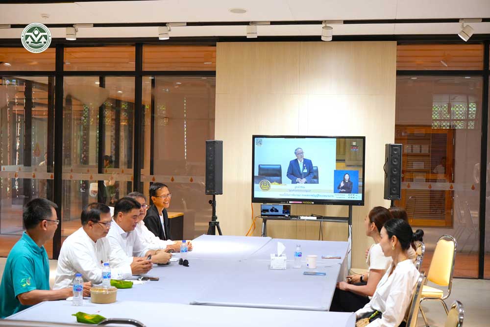 เมื่อวันที่ 31 พฤษภาคม 2568 ดร.ชญานันท์ ภักดีจิตต์ เลขาธิการ สผ. และคณะผู้บริหาร เข้าร่วมการเตรียมความพร้อมในการชี้แจงข้อมูลต่อที่ประชุมสภาผู้แทนราษฎร ซึ่งจัดขึ้น เป็นวันที่ 4 และเป็นวันสุดท้ายของการพิจารณาร่างพระราชบัญญัติงบประมาณรายจ่ายประจำปี พ.ศ. 2569 (วาระที่ 1) การประชุมครั้งนี้ คณะผู้แทนจาก สผ. ได้เตรียมความพร้อมในการชี้แจงข้อมูลเชิงนโยบาย และประเด็นสำคัญที่เกี่ยวข้อง เพื่อสนับสนุนการพิจารณาให้เป็นไปอย่างรอบด้าน โปร่งใส และ มีประสิทธิภาพ หลังเสร็จสิ้นการอภิปรายของวันเดียวกัน ที่ประชุมเห็นชอบรับหลักการร่าง พ.ร.บ. งบประมาณฯ ปี 2569 ในวาระแรก ก่อนจะเข้าสู่กระบวนการพิจารณาในชั้นคณะกรรมาธิการต่อไป เมื่อวันที่ 31 พฤษภาคม 2568 ดร.ชญานันท์ ภักดีจิตต์ เลขาธิการ สผ. และคณะผู้บริหาร เข้าร่วมการเตรียมความพร้อมในการชี้แจงข้อมูลต่อที่ประชุมสภาผู้แทนราษฎร ซึ่งจัดขึ้น เป็นวันที่ 4 และเป็นวันสุดท้ายของการพิจารณาร่างพระราชบัญญัติงบประมาณรายจ่ายประจำปี พ.ศ. 2569 (วาระที่ 1) การประชุมครั้งนี้ คณะผู้แทนจาก สผ. ได้เตรียมความพร้อมในการชี้แจงข้อมูลเชิงนโยบาย และประเด็นสำคัญที่เกี่ยวข้อง เพื่อสนับสนุนการพิจารณาให้เป็นไปอย่างรอบด้าน โปร่งใส และ มีประสิทธิภาพ หลังเสร็จสิ้นการอภิปรายของวันเดียวกัน ที่ประชุมเห็นชอบรับหลักการร่าง พ.ร.บ. งบประมาณฯ ปี 2569 ในวาระแรก ก่อนจะเข้าสู่กระบวนการพิจารณาในชั้นคณะกรรมาธิการต่อไป
