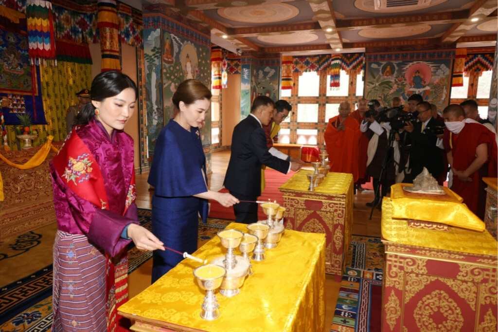 พระบาทสมเด็จพระเจ้าอยู่หัว และสมเด็จพระนางเจ้า ฯ พระบรมราชินี เสด็จพระราชดำเนินไปทรงสักการะพระศากยมุนี และทอดพระเนตรกิจกรรมของราชวิทยาลัย และนิทรรศการเกี่ยวกับโครงการพัฒนาเมืองเกเลฟู และเสด็จพระราชดำเนินกลับจากการเสด็จพระราชดำเนินเยือนราชอาณาจักรภูฏาน พระบาทสมเด็จพระเจ้าอยู่หัว และสมเด็จพระนางเจ้า ฯ พระบรมราชินี เสด็จพระราชดำเนินไปทรงสักการะพระศากยมุนี และทอดพระเนตรกิจกรรมของราชวิทยาลัย และนิทรรศการเกี่ยวกับโครงการพัฒนาเมืองเกเลฟู และเสด็จพระราชดำเนินกลับจากการเสด็จพระราชดำเนินเยือนราชอาณาจักรภูฏาน