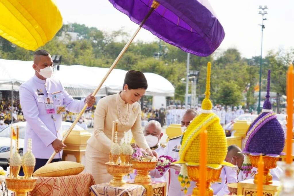 พระบาทสมเด็จพระเจ้าอยู่หัว และสมเด็จพระนางเจ้า ฯ พระบรมราชินี เสด็จพระราชดำเนินไปทรงสักการะพระบรมสารีริกธาตุและพระอรหันตธาตุ ณ มณฑลพิธีท้องสนามหลวง เขตพระนคร กรุงเทพมหานคร พระบาทสมเด็จพระเจ้าอยู่หัว และสมเด็จพระนางเจ้า ฯ พระบรมราชินี เสด็จพระราชดำเนินไปทรงสักการะพระบรมสารีริกธาตุและพระอรหันตธาตุ ณ มณฑลพิธีท้องสนามหลวง เขตพระนคร กรุงเทพมหานคร