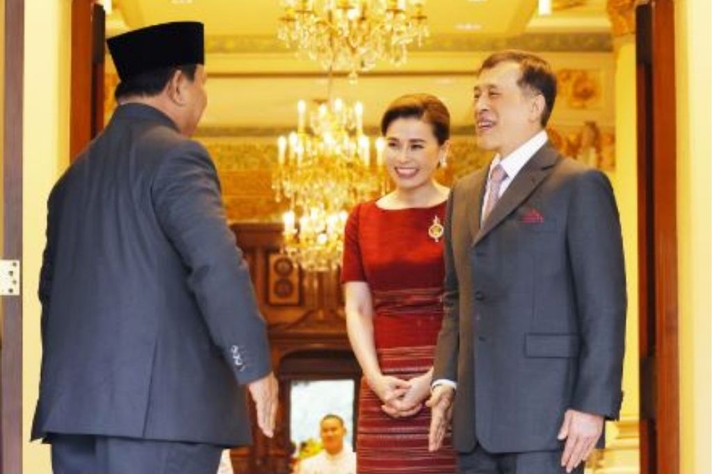 พระบาทสมเด็จพระเจ้าอยู่หัว และสมเด็จพระนางเจ้า ฯ พระบรมราชินี เสด็จออก ณ พระที่นั่งอัมพรสถาน พระราชวังดุสิต ทรงรับนายปราโบโว ซูบียันโต (Mr. Prabowo Subianto) ประธานาธิบดีแห่งสาธารณรัฐอินโดนีเซีย ในโอกาสเดินทางเยือนประเทศไทยอย่างเป็นทางการในฐานะแขกของรัฐบาล (Official Visit) พระบาทสมเด็จพระเจ้าอยู่หัว และสมเด็จพระนางเจ้า ฯ พระบรมราชินี เสด็จออก ณ พระที่นั่งอัมพรสถาน พระราชวังดุสิต ทรงรับนายปราโบโว ซูบียันโต (Mr. Prabowo Subianto) ประธานาธิบดีแห่งสาธารณรัฐอินโดนีเซีย ในโอกาสเดินทางเยือนประเทศไทยอย่างเป็นทางการในฐานะแขกของรัฐบาล (Official Visit)