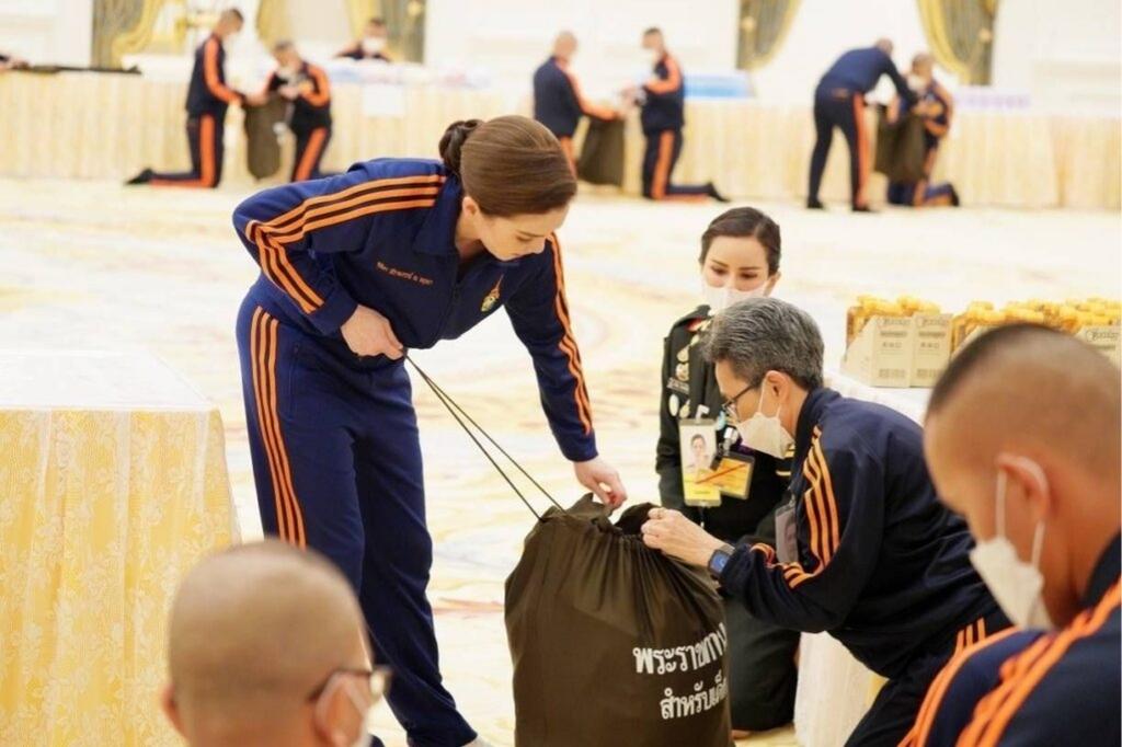 พระบาทสมเด็จพระเจ้าอยู่หัว และสมเด็จพระนางเจ้า ฯ พระบรมราชินี ทรงสกรีนถุงพระราชทานสำหรับเด็ก และทรงบรรจุเครื่องอุปโภคบริโภค และสิ่งของจำเป็นต่าง ๆ ลงในถุงพระราชทานสำหรับเด็ก เพื่อเชิญไปพระราชทานแก่เด็กในพื้นที่ประสบอุทกภัยในภูมิภาคต่าง ๆ พระบาทสมเด็จพระเจ้าอยู่หัว และสมเด็จพระนางเจ้า ฯ พระบรมราชินี ทรงสกรีนถุงพระราชทานสำหรับเด็ก และทรงบรรจุเครื่องอุปโภคบริโภค และสิ่งของจำเป็นต่าง ๆ ลงในถุงพระราชทานสำหรับเด็ก เพื่อเชิญไปพระราชทานแก่เด็กในพื้นที่ประสบอุทกภัยในภูมิภาคต่าง ๆ