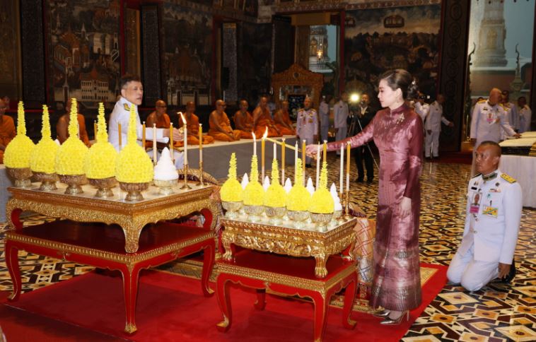 พระบาทสมเด็จพระเจ้าอยู่หัว และสมเด็จพระนางเจ้า ฯ พระบรมราชินี เสด็จพระราชดำเนินไปในการตั้งเปรียญพระภิกษุและสามเณร เนื่องในพระราชพิธีทรงบำเพ็ญพระราชกุศลวิสาขบูชา พุทธศักราช 2568 ณ พระอุโบสถวัดพระศรีรัตนศาสดาราม พระบรมมหาราชวัง พระบาทสมเด็จพระเจ้าอยู่หัว และสมเด็จพระนางเจ้า ฯ พระบรมราชินี เสด็จพระราชดำเนินไปในการตั้งเปรียญพระภิกษุและสามเณร เนื่องในพระราชพิธีทรงบำเพ็ญพระราชกุศลวิสาขบูชา พุทธศักราช 2568 ณ พระอุโบสถวัดพระศรีรัตนศาสดาราม พระบรมมหาราชวัง