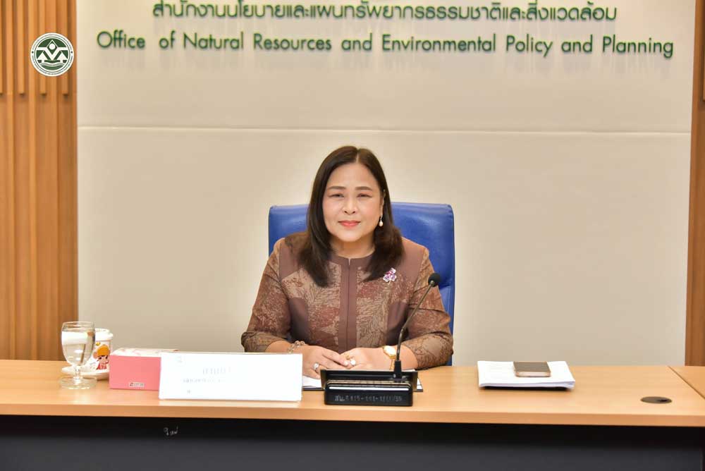 เมื่อวันที่ 4 มิถุนายน 2568 นางสาวกานดา ชูแก้ว รองเลขาธิการ สผ. เป็นประธานเปิดการประชุมรับฟังความเห็นต่อมาตรการป้องกันแก้ไขผลกระทบสิ่งแวดล้อม และการฟื้นฟูพื้นที่ขุด ตัก และดูดทรายในแม่น้ำ และแนวทางในการนำมาตรการไปสู่การปฏิบัติ ณ ห้องประชุม 1001 ชั้น 10 อาคารทิปโก้ 2 และผ่านระบบออนไลน์ โดยมีวัตถุประสงค์รับฟังความคิดเห็นและข้อเสนอแนะต่อร่างหลักเกณฑ์ในการพิจารณาอนุญาตดูดทรายในแม่น้ำ และร่างมาตรการป้องกัน แก้ไขผลกระทบสิ่งแวดล้อม และฟื้นฟูพื้นที่ดูดทรายในแม่น้ำ เพื่อนำไปปรับปรุงร่างหลักเกณฑ์และมาตรการฯ ให้สมบูรณ์และสามารถนำไปใช้ในทางปฏิบัติ สอดคล้องตามมติคณะรัฐมนตรี เมื่อวันที่ 1 ตุลาคม 2567 ที่มอบหมายให้กระทรวงทรัพยากรธรรมชาติและสิ่งแวดล้อม โดย สผ. ทบทวนมาตรการป้องกันแก้ไขผลกระทบสิ่งแวดล้อม และการฟื้นฟูพื้นที่ขุด ตัก และดูดทรายในแม่น้ำ ให้สอดคล้องกับสถานการณ์ปัจจุบัน ผู้เข้าร่วมประชุม ประกอบด้วย หน่วยงานราชการทั้งส่วนกลางและส่วนภูมิภาค รัฐวิสาหกิจ ผู้ทรงคุณวุฒิ ภาคเอกชน องค์กรเครือข่ายด้านทรัพยากรธรรมชาติและสิ่งแวดล้อม และเจ้าหน้าที่ สผ. รวมทั้งสิ้นประมาณ 200 คน เมื่อวันที่ 4 มิถุนายน 2568 นางสาวกานดา ชูแก้ว รองเลขาธิการ สผ. เป็นประธานเปิดการประชุมรับฟังความเห็นต่อมาตรการป้องกันแก้ไขผลกระทบสิ่งแวดล้อม และการฟื้นฟูพื้นที่ขุด ตัก และดูดทรายในแม่น้ำ และแนวทางในการนำมาตรการไปสู่การปฏิบัติ ณ ห้องประชุม 1001 ชั้น 10 อาคารทิปโก้ 2 และผ่านระบบออนไลน์ โดยมีวัตถุประสงค์รับฟังความคิดเห็นและข้อเสนอแนะต่อร่างหลักเกณฑ์ในการพิจารณาอนุญาตดูดทรายในแม่น้ำ และร่างมาตรการป้องกัน แก้ไขผลกระทบสิ่งแวดล้อม และฟื้นฟูพื้นที่ดูดทรายในแม่น้ำ เพื่อนำไปปรับปรุงร่างหลักเกณฑ์และมาตรการฯ ให้สมบูรณ์และสามารถนำไปใช้ในทางปฏิบัติ สอดคล้องตามมติคณะรัฐมนตรี เมื่อวันที่ 1 ตุลาคม 2567 ที่มอบหมายให้กระทรวงทรัพยากรธรรมชาติและสิ่งแวดล้อม โดย สผ. ทบทวนมาตรการป้องกันแก้ไขผลกระทบสิ่งแวดล้อม และการฟื้นฟูพื้นที่ขุด ตัก และดูดทรายในแม่น้ำ ให้สอดคล้องกับสถานการณ์ปัจจุบัน ผู้เข้าร่วมประชุม ประกอบด้วย หน่วยงานราชการทั้งส่วนกลางและส่วนภูมิภาค รัฐวิสาหกิจ ผู้ทรงคุณวุฒิ ภาคเอกชน องค์กรเครือข่ายด้านทรัพยากรธรรมชาติและสิ่งแวดล้อม และเจ้าหน้าที่ สผ. รวมทั้งสิ้นประมาณ 200 คน
