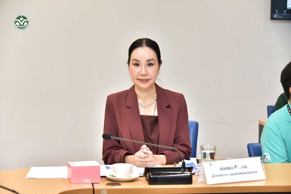 เมื่อวันที่ 4 มิถุนายน 2568 นางสาวกานดา ชูแก้ว รองเลขาธิการ สผ. เป็นประธานเปิดการประชุมรับฟังความเห็นต่อมาตรการป้องกันแก้ไขผลกระทบสิ่งแวดล้อม และการฟื้นฟูพื้นที่ขุด ตัก และดูดทรายในแม่น้ำ และแนวทางในการนำมาตรการไปสู่การปฏิบัติ ณ ห้องประชุม 1001 ชั้น 10 อาคารทิปโก้ 2 และผ่านระบบออนไลน์ โดยมีวัตถุประสงค์รับฟังความคิดเห็นและข้อเสนอแนะต่อร่างหลักเกณฑ์ในการพิจารณาอนุญาตดูดทรายในแม่น้ำ และร่างมาตรการป้องกัน แก้ไขผลกระทบสิ่งแวดล้อม และฟื้นฟูพื้นที่ดูดทรายในแม่น้ำ เพื่อนำไปปรับปรุงร่างหลักเกณฑ์และมาตรการฯ ให้สมบูรณ์และสามารถนำไปใช้ในทางปฏิบัติ สอดคล้องตามมติคณะรัฐมนตรี เมื่อวันที่ 1 ตุลาคม 2567 ที่มอบหมายให้กระทรวงทรัพยากรธรรมชาติและสิ่งแวดล้อม โดย สผ. ทบทวนมาตรการป้องกันแก้ไขผลกระทบสิ่งแวดล้อม และการฟื้นฟูพื้นที่ขุด ตัก และดูดทรายในแม่น้ำ ให้สอดคล้องกับสถานการณ์ปัจจุบัน ผู้เข้าร่วมประชุม ประกอบด้วย หน่วยงานราชการทั้งส่วนกลางและส่วนภูมิภาค รัฐวิสาหกิจ ผู้ทรงคุณวุฒิ ภาคเอกชน องค์กรเครือข่ายด้านทรัพยากรธรรมชาติและสิ่งแวดล้อม และเจ้าหน้าที่ สผ. รวมทั้งสิ้นประมาณ 200 คน เมื่อวันที่ 4 มิถุนายน 2568 นางสาวกานดา ชูแก้ว รองเลขาธิการ สผ. เป็นประธานเปิดการประชุมรับฟังความเห็นต่อมาตรการป้องกันแก้ไขผลกระทบสิ่งแวดล้อม และการฟื้นฟูพื้นที่ขุด ตัก และดูดทรายในแม่น้ำ และแนวทางในการนำมาตรการไปสู่การปฏิบัติ ณ ห้องประชุม 1001 ชั้น 10 อาคารทิปโก้ 2 และผ่านระบบออนไลน์ โดยมีวัตถุประสงค์รับฟังความคิดเห็นและข้อเสนอแนะต่อร่างหลักเกณฑ์ในการพิจารณาอนุญาตดูดทรายในแม่น้ำ และร่างมาตรการป้องกัน แก้ไขผลกระทบสิ่งแวดล้อม และฟื้นฟูพื้นที่ดูดทรายในแม่น้ำ เพื่อนำไปปรับปรุงร่างหลักเกณฑ์และมาตรการฯ ให้สมบูรณ์และสามารถนำไปใช้ในทางปฏิบัติ สอดคล้องตามมติคณะรัฐมนตรี เมื่อวันที่ 1 ตุลาคม 2567 ที่มอบหมายให้กระทรวงทรัพยากรธรรมชาติและสิ่งแวดล้อม โดย สผ. ทบทวนมาตรการป้องกันแก้ไขผลกระทบสิ่งแวดล้อม และการฟื้นฟูพื้นที่ขุด ตัก และดูดทรายในแม่น้ำ ให้สอดคล้องกับสถานการณ์ปัจจุบัน ผู้เข้าร่วมประชุม ประกอบด้วย หน่วยงานราชการทั้งส่วนกลางและส่วนภูมิภาค รัฐวิสาหกิจ ผู้ทรงคุณวุฒิ ภาคเอกชน องค์กรเครือข่ายด้านทรัพยากรธรรมชาติและสิ่งแวดล้อม และเจ้าหน้าที่ สผ. รวมทั้งสิ้นประมาณ 200 คน