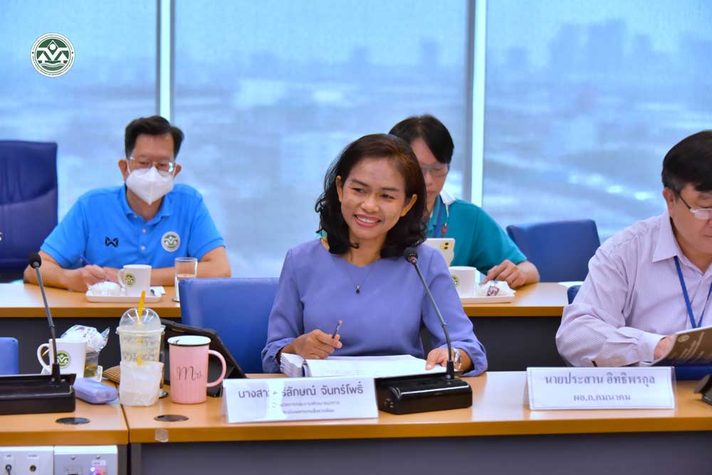 วันที่ 5 มิถุนายน 2568 กองประเมินผลกระทบสิ่งแวดล้อม สผ. จัดการประชุมรับฟังความคิดเห็นต่อร่างแนวทางการเพิ่มประสิทธิภาพการกำหนดมาตรการด้านสิ่งแวดล้อมในรายงาน EIA ด้านโครงการโครงสร้างพื้นฐานทางบกและอากาศ และโครงการโครงสร้างพื้นฐานทางน้ำ ร่วมกับภาคส่วนที่เกี่ยวข้อง ณ ห้องประชุม 1001 ชั้น 10 อาคารทิปโก้ 2 และผ่านระบบออนไลน์ โดย นายสิทธิชัย ปิติสินชูชัย ผู้อำนวยการกองประเมินผลกระทบสิ่งแวดล้อม เป็นประธานการประชุม มีวัตถุประสงค์เพื่อรับฟังความคิดเห็น และข้อเสนอแนะ ต่อร่างแนวทางฯ จากทุกภาคส่วนที่เกี่ยวข้อง เพื่อนำไปปรับปรุงร่างแนวทางฯ ให้มี ความถูกต้อง ชัดเจน และครบถ้วนสมบูรณ์ ทั้งนี้ ผู้เข้าร่วมประชุมประกอบด้วย ผู้ทรงคุณวุฒิในคณะกรรมการผู้ชำนาญการฯ หน่วยงานอนุญาต หน่วยงานที่เกี่ยวข้อง ผู้จัดทำรายงาน เจ้าของโครงการ และเจ้าหน้าที่ สผ. ประมาณ 260 คน วันที่ 5 มิถุนายน 2568 กองประเมินผลกระทบสิ่งแวดล้อม สผ. จัดการประชุมรับฟังความคิดเห็นต่อร่างแนวทางการเพิ่มประสิทธิภาพการกำหนดมาตรการด้านสิ่งแวดล้อมในรายงาน EIA ด้านโครงการโครงสร้างพื้นฐานทางบกและอากาศ และโครงการโครงสร้างพื้นฐานทางน้ำ ร่วมกับภาคส่วนที่เกี่ยวข้อง ณ ห้องประชุม 1001 ชั้น 10 อาคารทิปโก้ 2 และผ่านระบบออนไลน์ โดย นายสิทธิชัย ปิติสินชูชัย ผู้อำนวยการกองประเมินผลกระทบสิ่งแวดล้อม เป็นประธานการประชุม มีวัตถุประสงค์เพื่อรับฟังความคิดเห็น และข้อเสนอแนะ ต่อร่างแนวทางฯ จากทุกภาคส่วนที่เกี่ยวข้อง เพื่อนำไปปรับปรุงร่างแนวทางฯ ให้มี ความถูกต้อง ชัดเจน และครบถ้วนสมบูรณ์ ทั้งนี้ ผู้เข้าร่วมประชุมประกอบด้วย ผู้ทรงคุณวุฒิในคณะกรรมการผู้ชำนาญการฯ หน่วยงานอนุญาต หน่วยงานที่เกี่ยวข้อง ผู้จัดทำรายงาน เจ้าของโครงการ และเจ้าหน้าที่ สผ. ประมาณ 260 คน