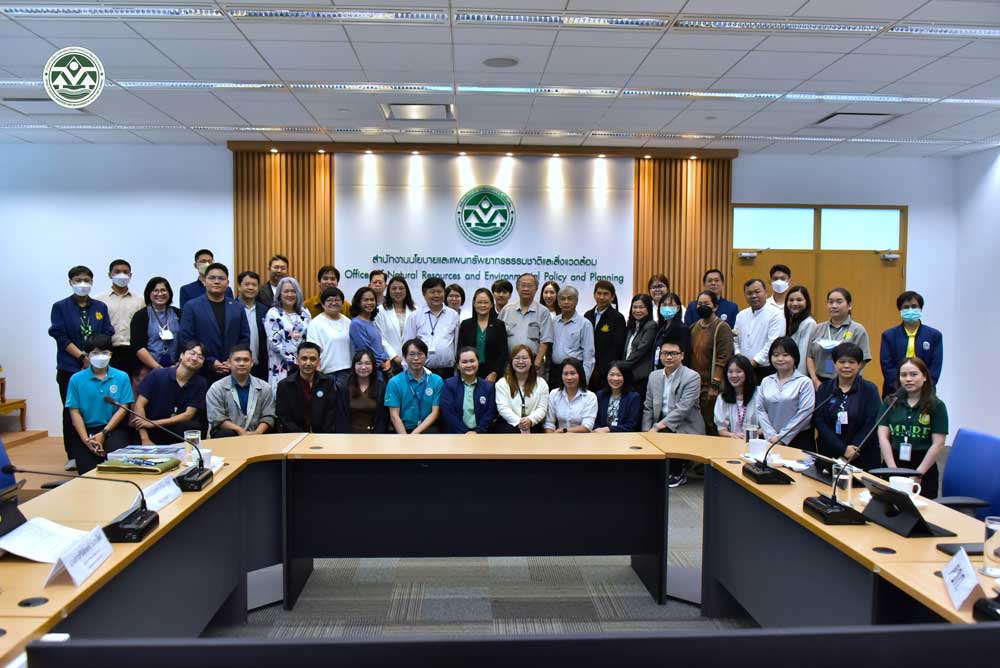 วันที่ 5 มิถุนายน 2568 กองประเมินผลกระทบสิ่งแวดล้อม สผ. จัดการประชุมรับฟังความคิดเห็นต่อร่างแนวทางการเพิ่มประสิทธิภาพการกำหนดมาตรการด้านสิ่งแวดล้อมในรายงาน EIA ด้านโครงการโครงสร้างพื้นฐานทางบกและอากาศ และโครงการโครงสร้างพื้นฐานทางน้ำ ร่วมกับภาคส่วนที่เกี่ยวข้อง ณ ห้องประชุม 1001 ชั้น 10 อาคารทิปโก้ 2 และผ่านระบบออนไลน์ โดย นายสิทธิชัย ปิติสินชูชัย ผู้อำนวยการกองประเมินผลกระทบสิ่งแวดล้อม เป็นประธานการประชุม มีวัตถุประสงค์เพื่อรับฟังความคิดเห็น และข้อเสนอแนะ ต่อร่างแนวทางฯ จากทุกภาคส่วนที่เกี่ยวข้อง เพื่อนำไปปรับปรุงร่างแนวทางฯ ให้มี ความถูกต้อง ชัดเจน และครบถ้วนสมบูรณ์ ทั้งนี้ ผู้เข้าร่วมประชุมประกอบด้วย ผู้ทรงคุณวุฒิในคณะกรรมการผู้ชำนาญการฯ หน่วยงานอนุญาต หน่วยงานที่เกี่ยวข้อง ผู้จัดทำรายงาน เจ้าของโครงการ และเจ้าหน้าที่ สผ. ประมาณ 260 คน วันที่ 5 มิถุนายน 2568 กองประเมินผลกระทบสิ่งแวดล้อม สผ. จัดการประชุมรับฟังความคิดเห็นต่อร่างแนวทางการเพิ่มประสิทธิภาพการกำหนดมาตรการด้านสิ่งแวดล้อมในรายงาน EIA ด้านโครงการโครงสร้างพื้นฐานทางบกและอากาศ และโครงการโครงสร้างพื้นฐานทางน้ำ ร่วมกับภาคส่วนที่เกี่ยวข้อง ณ ห้องประชุม 1001 ชั้น 10 อาคารทิปโก้ 2 และผ่านระบบออนไลน์ โดย นายสิทธิชัย ปิติสินชูชัย ผู้อำนวยการกองประเมินผลกระทบสิ่งแวดล้อม เป็นประธานการประชุม มีวัตถุประสงค์เพื่อรับฟังความคิดเห็น และข้อเสนอแนะ ต่อร่างแนวทางฯ จากทุกภาคส่วนที่เกี่ยวข้อง เพื่อนำไปปรับปรุงร่างแนวทางฯ ให้มี ความถูกต้อง ชัดเจน และครบถ้วนสมบูรณ์ ทั้งนี้ ผู้เข้าร่วมประชุมประกอบด้วย ผู้ทรงคุณวุฒิในคณะกรรมการผู้ชำนาญการฯ หน่วยงานอนุญาต หน่วยงานที่เกี่ยวข้อง ผู้จัดทำรายงาน เจ้าของโครงการ และเจ้าหน้าที่ สผ. ประมาณ 260 คน