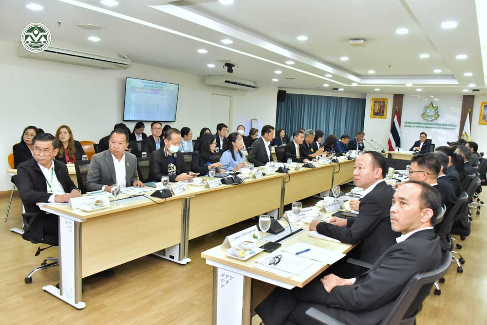 เมื่อวันที่ 13 มิถุนายน 2568 กระทรวงทรัพยากรธรรมชาติและสิ่งแวดล้อมจัดประชุมคณะกรรมการติดตามเร่งรัดการใช้จ่ายงบประมาณรายจ่ายประจำปี กระทรวงทรัพยากรธรรมชาติและสิ่งแวดล้อม ครั้งที่ 5/2568 โดยมี นายจตุพร บุรุษพัฒน์ ปลัดกระทรวงฯ เป็นประธานการประชุม พร้อมด้วย ดร.ชญานันท์ ภักดีจิตต์ เลขาธิการ สผ. และคณะผู้บริหารระดับสูงเข้าร่วมประชุม การประชุมครั้งนี้ มีการติดตามความก้าวหน้าในการเบิกจ่ายงบประมาณรายจ่ายประจำปีของแต่ละหน่วยงานภายใต้สังกัด ทส. พร้อมทั้ง พิจารณาอุปสรรคและแนวทางการเร่งรัดเบิกจ่ายให้เป็นไปอย่างมีประสิทธิภาพ สอดคล้องกับนโยบายของรัฐบาลที่มุ่งเน้นการขับเคลื่อนการใช้จ่ายภาครัฐให้เกิดผลสัมฤทธิ์ในเชิงเศรษฐกิจและสังคมอย่างเป็นรูปธรรม ทั้งนี้ สผ. ได้กำหนดแนวทางการดำเนินงานอย่างชัดเจน โดยมอบหมายให้ทุกกองและกลุ่มอิสระเร่งรัดขั้นตอนต่าง ๆ อย่างรัดกุม โปร่งใส และตรวจสอบได้ พร้อมทั้งยืนยันความมุ่งมั่นในการดำเนินงานอย่างเต็มความสามารถ เพื่อให้การใช้จ่ายงบประมาณภาครัฐเกิดประโยชน์สูงสุด และช่วยขับเคลื่อนเศรษฐกิจของประเทศให้เดินหน้าอย่างมั่นคงและยั่งยืน เมื่อวันที่ 13 มิถุนายน 2568 กระทรวงทรัพยากรธรรมชาติและสิ่งแวดล้อมจัดประชุมคณะกรรมการติดตามเร่งรัดการใช้จ่ายงบประมาณรายจ่ายประจำปี กระทรวงทรัพยากรธรรมชาติและสิ่งแวดล้อม ครั้งที่ 5/2568 โดยมี นายจตุพร บุรุษพัฒน์ ปลัดกระทรวงฯ เป็นประธานการประชุม พร้อมด้วย ดร.ชญานันท์ ภักดีจิตต์ เลขาธิการ สผ. และคณะผู้บริหารระดับสูงเข้าร่วมประชุม การประชุมครั้งนี้ มีการติดตามความก้าวหน้าในการเบิกจ่ายงบประมาณรายจ่ายประจำปีของแต่ละหน่วยงานภายใต้สังกัด ทส. พร้อมทั้ง พิจารณาอุปสรรคและแนวทางการเร่งรัดเบิกจ่ายให้เป็นไปอย่างมีประสิทธิภาพ สอดคล้องกับนโยบายของรัฐบาลที่มุ่งเน้นการขับเคลื่อนการใช้จ่ายภาครัฐให้เกิดผลสัมฤทธิ์ในเชิงเศรษฐกิจและสังคมอย่างเป็นรูปธรรม ทั้งนี้ สผ. ได้กำหนดแนวทางการดำเนินงานอย่างชัดเจน โดยมอบหมายให้ทุกกองและกลุ่มอิสระเร่งรัดขั้นตอนต่าง ๆ อย่างรัดกุม โปร่งใส และตรวจสอบได้ พร้อมทั้งยืนยันความมุ่งมั่นในการดำเนินงานอย่างเต็มความสามารถ เพื่อให้การใช้จ่ายงบประมาณภาครัฐเกิดประโยชน์สูงสุด และช่วยขับเคลื่อนเศรษฐกิจของประเทศให้เดินหน้าอย่างมั่นคงและยั่งยืน