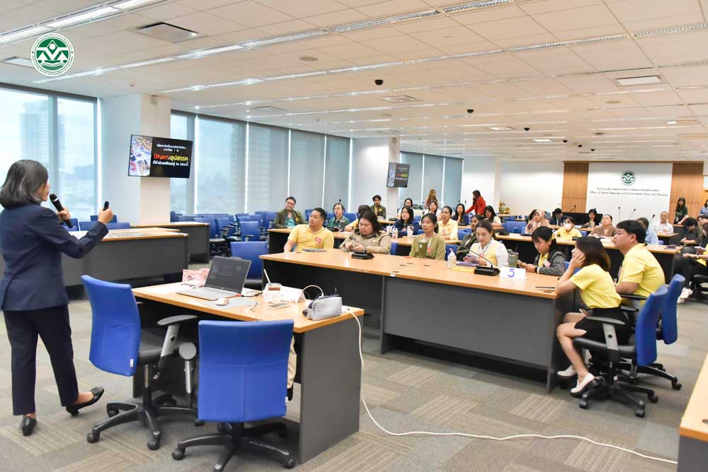 สผ. โดยกลุ่มงานบริหารทรัพยากรบุคคล สำนักงานเลขานุการกรม จัดโครงการฝึกอบรม “ความเข้าใจพื้นฐานเรื่องกรอบความคิด (Keep Moving Forward with Growth Mindset)” ในวันจันทร์ที่ 8 กันยายน 2568 เวลา 08.30 - 17.00 น. โดยมี นางสาวธุวานันท์ ยุกติรัตน เลขานุการกรม เป็นประธานในพิธีเปิดโครงการดังกล่าว และได้รับเกียรติจากอาจารย์พรรษมณฑ์ พัฒนกิจเรือง และทีมวิทยากร มาบรรยาย และฝึกปฏิบัติ เพื่อเสริมสร้างความเข้าใจเกี่ยวกับแนวคิด Growth Mindset ให้แก่บุคลากร ส่งเสริมให้บุคลากรมีความตระหนักรู้ถึงความสำคัญของการพัฒนาศักยภาพตนเอง และสามารถนำแนวคิด Growth Mindset ไปประยุกต์ใช้ในการทำงานร่วมกับผู้อื่นอย่างมีประสิทธิภาพ และพัฒนาตนเองในระยะยาว ทั้งนี้ มีผู้เข้าร่วมโครงการฝึกอบรมทั้งสิ้น จำนวน 50 คน