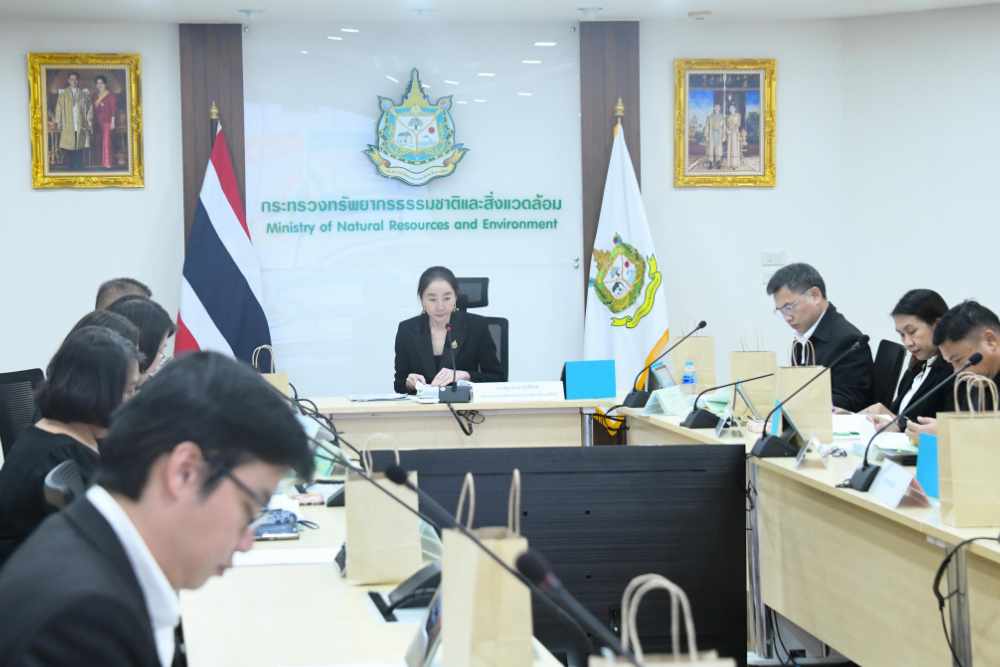 เมื่อวันพุธที่ 29 ตุลาคม 2568 เวลา 13.30 น. ณ ห้องประชุมชั้น 17 อาคารกระทรวงทรัพยากรธรรมชาติและสิ่งแวดล้อม โดยมี ดร.ชญานันท์ ภักดีจิตต์ ปลัดกระทรวงทรัพยากรธรรมชาติและสิ่งแวดล้อม เป็นประธาน นายบรรณรักษ์ เสริมทอง เลขาธิการ สผ. ทำหน้าที่กรรมการและเลขานุการ และเจ้าหน้าที่ สผ. เข้าร่วมประชุมประมาณ 35 คน โดยมีวาระเรื่องเพื่อพิจารณา ดังนี้ 1. โครงการศูนย์การเรียนรู้โรงเรียนปลอดขยะ Zero Waste School ณ โรงเรียนบ้านวังยวน  2. โครงการส่งเสริมการอนุรักษ์ทรัพยากรธรรมชาติและชีววิถี ในตำบลคลองชะอุ่น อำเภอพนม จังหวัดสุราษฎร์ธานี ของสมาคมเพื่อนชีวิต ธรรมชาติและสิ่งแวดล้อม 3. โครงการเสริมสร้างขีดความสามารถในการปรับตัวต่อภัยน้ำท่วมและภัยความร้อนผ่านแนวทางการแก้ไขปัญหาโดยอาศัยธรรมชาติเป็นฐาน: กรณีศึกษาชุมชนรายได้น้อยริมคลองเปรมประชากร กรุงเทพมหานคร ของมหาวิทยาลัยธรรมศาสตร์ 4. ประเด็นการเปิดรับข้อเสนอโครงการลดการปล่อยก๊าซเรือนกระจกจากบริการของธุรกิจโรงแรม และที่พัก ของวิสาหกิจขนาดกลางและขนาดย่อม ภายใต้มาตรฐานโรงแรมที่เป็นมิตรต่อสิ่งแวดล้อม (Green Hotel) 5. ขอเปลี่ยนแปลงพื้นที่ดำเนินโครงการส่งเสริมการใช้จักรยานในชุมชน ลด CO2 รองรับการเปลี่ยนแปลงสภาพภูมิอากาศ ของ มูลนิธิสถาบันการเดินและการจักรยานไทย 6. (ร่าง) ตัวชี้วัดการประเมินผลการดำเนินงานทุนหมุนเวียน (กองทุนสิ่งแวดล้อม) ประจำปีบัญชี 2569 เมื่อวันพุธที่ 29 ตุลาคม 2568 เวลา 13.30 น. ณ ห้องประชุมชั้น 17 อาคารกระทรวงทรัพยากรธรรมชาติและสิ่งแวดล้อม โดยมี ดร.ชญานันท์ ภักดีจิตต์ ปลัดกระทรวงทรัพยากรธรรมชาติและสิ่งแวดล้อม เป็นประธาน นายบรรณรักษ์ เสริมทอง เลขาธิการ สผ. ทำหน้าที่กรรมการและเลขานุการ และเจ้าหน้าที่ สผ. เข้าร่วมประชุมประมาณ 35 คน โดยมีวาระเรื่องเพื่อพิจารณา ดังนี้ 1. โครงการศูนย์การเรียนรู้โรงเรียนปลอดขยะ Zero Waste School ณ โรงเรียนบ้านวังยวน 2. โครงการส่งเสริมการอนุรักษ์ทรัพยากรธรรมชาติและชีววิถี ในตำบลคลองชะอุ่น อำเภอพนม จังหวัดสุราษฎร์ธานี ของสมาคมเพื่อนชีวิต ธรรมชาติและสิ่งแวดล้อม 3. โครงการเสริมสร้างขีดความสามารถในการปรับตัวต่อภัยน้ำท่วมและภัยความร้อนผ่านแนวทางการแก้ไขปัญหาโดยอาศัยธรรมชาติเป็นฐาน: กรณีศึกษาชุมชนรายได้น้อยริมคลองเปรมประชากร กรุงเทพมหานคร ของมหาวิทยาลัยธรรมศาสตร์ 4. ประเด็นการเปิดรับข้อเสนอโครงการลดการปล่อยก๊าซเรือนกระจกจากบริการของธุรกิจโรงแรม และที่พัก ของวิสาหกิจขนาดกลางและขนาดย่อม ภายใต้มาตรฐานโรงแรมที่เป็นมิตรต่อสิ่งแวดล้อม (Green Hotel) 5. ขอเปลี่ยนแปลงพื้นที่ดำเนินโครงการส่งเสริมการใช้จักรยานในชุมชน ลด CO2 รองรับการเปลี่ยนแปลงสภาพภูมิอากาศ ของ มูลนิธิสถาบันการเดินและการจักรยานไทย 6. (ร่าง) ตัวชี้วัดการประเมินผลการดำเนินงานทุนหมุนเวียน (กองทุนสิ่งแวดล้อม) ประจำปีบัญชี 2569