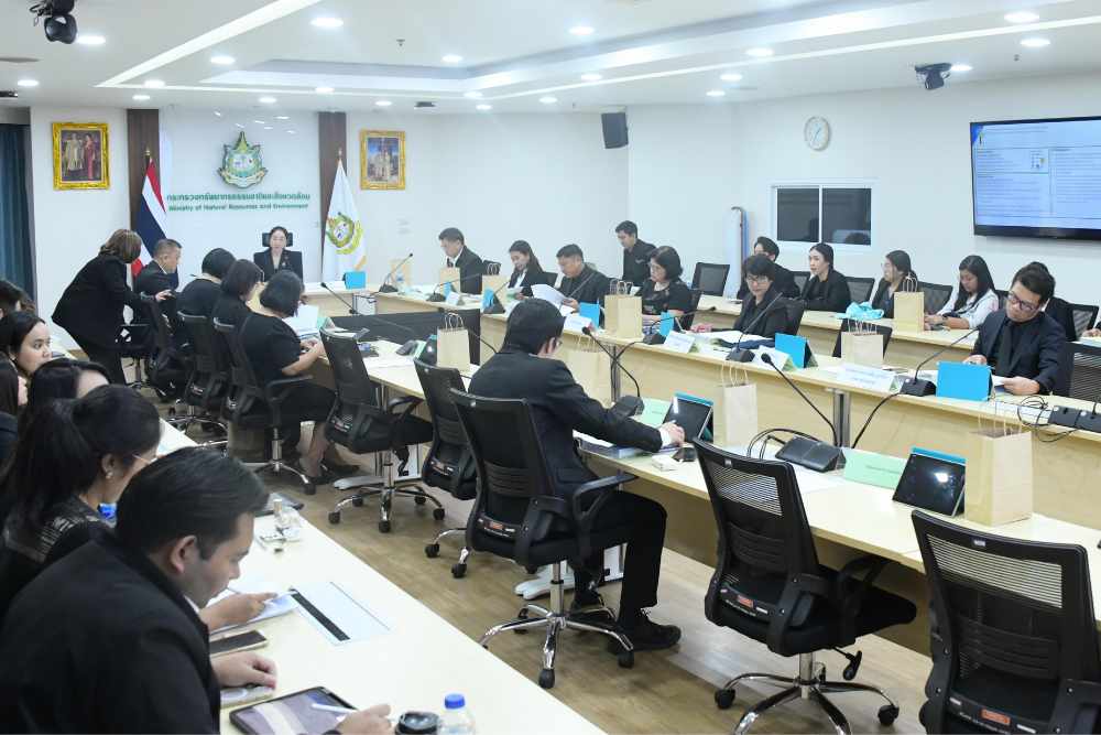 เมื่อวันพุธที่ 29 ตุลาคม 2568 เวลา 13.30 น. ณ ห้องประชุมชั้น 17 อาคารกระทรวงทรัพยากรธรรมชาติและสิ่งแวดล้อม โดยมี ดร.ชญานันท์ ภักดีจิตต์ ปลัดกระทรวงทรัพยากรธรรมชาติและสิ่งแวดล้อม เป็นประธาน นายบรรณรักษ์ เสริมทอง เลขาธิการ สผ. ทำหน้าที่กรรมการและเลขานุการ และเจ้าหน้าที่ สผ. เข้าร่วมประชุมประมาณ 35 คน โดยมีวาระเรื่องเพื่อพิจารณา ดังนี้ 1. โครงการศูนย์การเรียนรู้โรงเรียนปลอดขยะ Zero Waste School ณ โรงเรียนบ้านวังยวน  2. โครงการส่งเสริมการอนุรักษ์ทรัพยากรธรรมชาติและชีววิถี ในตำบลคลองชะอุ่น อำเภอพนม จังหวัดสุราษฎร์ธานี ของสมาคมเพื่อนชีวิต ธรรมชาติและสิ่งแวดล้อม 3. โครงการเสริมสร้างขีดความสามารถในการปรับตัวต่อภัยน้ำท่วมและภัยความร้อนผ่านแนวทางการแก้ไขปัญหาโดยอาศัยธรรมชาติเป็นฐาน: กรณีศึกษาชุมชนรายได้น้อยริมคลองเปรมประชากร กรุงเทพมหานคร ของมหาวิทยาลัยธรรมศาสตร์ 4. ประเด็นการเปิดรับข้อเสนอโครงการลดการปล่อยก๊าซเรือนกระจกจากบริการของธุรกิจโรงแรม และที่พัก ของวิสาหกิจขนาดกลางและขนาดย่อม ภายใต้มาตรฐานโรงแรมที่เป็นมิตรต่อสิ่งแวดล้อม (Green Hotel) 5. ขอเปลี่ยนแปลงพื้นที่ดำเนินโครงการส่งเสริมการใช้จักรยานในชุมชน ลด CO2 รองรับการเปลี่ยนแปลงสภาพภูมิอากาศ ของ มูลนิธิสถาบันการเดินและการจักรยานไทย 6. (ร่าง) ตัวชี้วัดการประเมินผลการดำเนินงานทุนหมุนเวียน (กองทุนสิ่งแวดล้อม) ประจำปีบัญชี 2569 เมื่อวันพุธที่ 29 ตุลาคม 2568 เวลา 13.30 น. ณ ห้องประชุมชั้น 17 อาคารกระทรวงทรัพยากรธรรมชาติและสิ่งแวดล้อม โดยมี ดร.ชญานันท์ ภักดีจิตต์ ปลัดกระทรวงทรัพยากรธรรมชาติและสิ่งแวดล้อม เป็นประธาน นายบรรณรักษ์ เสริมทอง เลขาธิการ สผ. ทำหน้าที่กรรมการและเลขานุการ และเจ้าหน้าที่ สผ. เข้าร่วมประชุมประมาณ 35 คน โดยมีวาระเรื่องเพื่อพิจารณา ดังนี้ 1. โครงการศูนย์การเรียนรู้โรงเรียนปลอดขยะ Zero Waste School ณ โรงเรียนบ้านวังยวน 2. โครงการส่งเสริมการอนุรักษ์ทรัพยากรธรรมชาติและชีววิถี ในตำบลคลองชะอุ่น อำเภอพนม จังหวัดสุราษฎร์ธานี ของสมาคมเพื่อนชีวิต ธรรมชาติและสิ่งแวดล้อม 3. โครงการเสริมสร้างขีดความสามารถในการปรับตัวต่อภัยน้ำท่วมและภัยความร้อนผ่านแนวทางการแก้ไขปัญหาโดยอาศัยธรรมชาติเป็นฐาน: กรณีศึกษาชุมชนรายได้น้อยริมคลองเปรมประชากร กรุงเทพมหานคร ของมหาวิทยาลัยธรรมศาสตร์ 4. ประเด็นการเปิดรับข้อเสนอโครงการลดการปล่อยก๊าซเรือนกระจกจากบริการของธุรกิจโรงแรม และที่พัก ของวิสาหกิจขนาดกลางและขนาดย่อม ภายใต้มาตรฐานโรงแรมที่เป็นมิตรต่อสิ่งแวดล้อม (Green Hotel) 5. ขอเปลี่ยนแปลงพื้นที่ดำเนินโครงการส่งเสริมการใช้จักรยานในชุมชน ลด CO2 รองรับการเปลี่ยนแปลงสภาพภูมิอากาศ ของ มูลนิธิสถาบันการเดินและการจักรยานไทย 6. (ร่าง) ตัวชี้วัดการประเมินผลการดำเนินงานทุนหมุนเวียน (กองทุนสิ่งแวดล้อม) ประจำปีบัญชี 2569