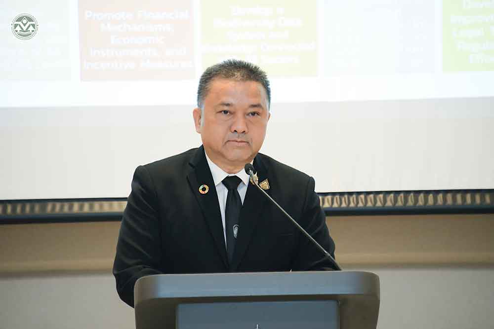 นายบรรณรักษ์ เสริมทอง เลขาธิการสำนักงานนโยบายและแผนทรัพยากรธรรมชาติและสิ่งแวดล้อม ให้เกียรติกล่าวเปิด และปาฐกถาพิเศษในงานสัมมนากลุ่มย่อย “เชื่อมโยงนโยบายสู่การปฏิบัติเพื่อขับเคลื่อนเป้าหมายการอนุรักษ์ 30x30 ของประเทศไทย” (Bridging Policy and Practice: Driving Thailand’s 30x30 Ambition)” นายบรรณรักษ์ เสริมทอง เลขาธิการสำนักงานนโยบายและแผนทรัพยากรธรรมชาติและสิ่งแวดล้อม ให้เกียรติกล่าวเปิด และปาฐกถาพิเศษในงานสัมมนากลุ่มย่อย “เชื่อมโยงนโยบายสู่การปฏิบัติเพื่อขับเคลื่อนเป้าหมายการอนุรักษ์ 30x30 ของประเทศไทย” (Bridging Policy and Practice: Driving Thailand’s 30x30 Ambition)”