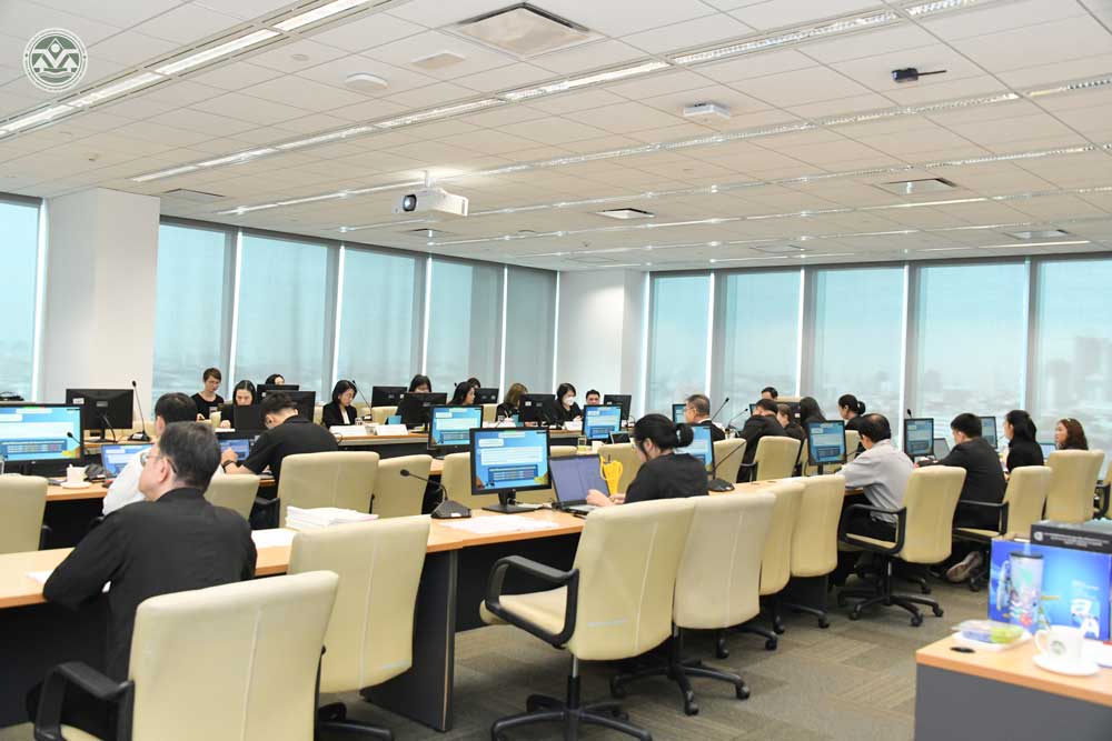 เมื่อวันพฤหัสบดีที่ 20 พฤศจิกายน 2568 เวลา 09.30 น. ณ ห้องประชุม 1003 ชั้น 10 อาคารทิปโก้ 2 กองบริหารกองทุนสิ่งแวดล้อม (กบก.) สำนักงานนโยบาย และแผนทรัพยากรธรรมชาติและสิ่งแวดล้อม (สผ.) จัดประชุมคณะอนุกรรมการพิจารณา ด้านกฎหมายของกองทุนสิ่งแวดล้อม ครั้งที่ 6/2568 โดยมี ดร.ชัชชม อรรฆภิญญ์ เป็นประธานการประชุม นายจิรวัฒน์ ระติสุนทร รองเลขาธิการ สผ. เป็นรองประธาน อนุกรรมการ และดร.จิตตินันท์ เรืองวีรยุทธ ผอ.กบก. ทำหน้าที่เป็นอนุกรรมการ และเลขานุการ ซึ่งมีคณะอนุกรรมการและเจ้าหน้าที่ สผ. เข้าร่วมประชุมประมาณ 35 คน โดยการประชุมครั้งนี้มีการพิจารณาเรื่องที่สำคัญ คือ การขอเงินสนับสนุนจากกองทุน สิ่งแวดล้อมเพื่อดำเนินโครงการปรับปรุงและเพิ่มประสิทธิภาพระบบบำบัดน้ำเสีย สวนสัตว์เปิดเขาเขียว จังหวัดชลบุรี ขององค์การสวนสัตว์แห่งประเทศไทยในพระบรมราชูปถัมภ์ เมื่อวันพฤหัสบดีที่ 20 พฤศจิกายน 2568 เวลา 09.30 น. ณ ห้องประชุม 1003 ชั้น 10 อาคารทิปโก้ 2 กองบริหารกองทุนสิ่งแวดล้อม (กบก.) สำนักงานนโยบาย และแผนทรัพยากรธรรมชาติและสิ่งแวดล้อม (สผ.) จัดประชุมคณะอนุกรรมการพิจารณา ด้านกฎหมายของกองทุนสิ่งแวดล้อม ครั้งที่ 6/2568 โดยมี ดร.ชัชชม อรรฆภิญญ์ เป็นประธานการประชุม นายจิรวัฒน์ ระติสุนทร รองเลขาธิการ สผ. เป็นรองประธาน อนุกรรมการ และดร.จิตตินันท์ เรืองวีรยุทธ ผอ.กบก. ทำหน้าที่เป็นอนุกรรมการ และเลขานุการ ซึ่งมีคณะอนุกรรมการและเจ้าหน้าที่ สผ. เข้าร่วมประชุมประมาณ 35 คน โดยการประชุมครั้งนี้มีการพิจารณาเรื่องที่สำคัญ คือ การขอเงินสนับสนุนจากกองทุน สิ่งแวดล้อมเพื่อดำเนินโครงการปรับปรุงและเพิ่มประสิทธิภาพระบบบำบัดน้ำเสีย สวนสัตว์เปิดเขาเขียว จังหวัดชลบุรี ขององค์การสวนสัตว์แห่งประเทศไทยในพระบรมราชูปถัมภ์