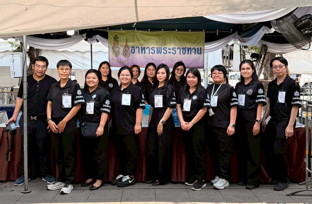 วันที่ 22 กุมภาพันธ์ 2569 จิตอาสากระทรวงทรัพยากรธรรมชาติและสิ่งแวดล้อม (จิตอาสา ทส.) โดยสำนักงานนโยบายและแผนทรัพยากรธรรมชาติและสิ่งแวดล้อม (สผ.) ร่วมกับศูนย์อำนวยการใหญ่ จิตอาสาพระราชทาน ศูนย์ประสานงานจิตอาสาพระราชทาน ศอ.จอส. พระราชทาน ภาค 1 (ส่วนหน้า) จิตอาสา 904 จิตอาสาพระราชทาน จิตอาสาภาครัฐ กรุงเทพมหานคร หน่วยงานภาครัฐ แพทย์ พยาบาล นักศึกษาวิชาทหาร ลูกเสือ - เนตรนารี อาสาสมัครป้องกันภัยฝ่ายพลเรือน และเครือข่ายจิตอาสาดำเนินภารกิจประจำวัน เพื่ออำนวยความสะดวกและดูแลประชาชนที่เดินทางมาลงนามถวายความอาลัย สมเด็จพระนางเจ้าสิริกิติ์ พระบรมราชินีนาถ พระบรมราชชนนีพันปีหลวง เบื้องหน้าพระบรมฉายาลักษณ์ โดยได้จัดกำลังจิตอาสาประจำจุดต่างๆ ดังนี้ จุดที่ 1 จุดพักคอย จุดที่ 2 โรงครัวพระราชทาน เพื่อให้การปฏิบัติเป็นไปด้วยความเรียบร้อยและสมพระเกียรติ ณ ท้องสนามหลวง ในพระบรมมหาราชวัง โดยมีจิตอาสา ทส. เข้าร่วมปฏิบัติงานตลอดทั้งวัน วันที่ 22 กุมภาพันธ์ 2569 จิตอาสากระทรวงทรัพยากรธรรมชาติและสิ่งแวดล้อม (จิตอาสา ทส.) โดยสำนักงานนโยบายและแผนทรัพยากรธรรมชาติและสิ่งแวดล้อม (สผ.) ร่วมกับศูนย์อำนวยการใหญ่ จิตอาสาพระราชทาน ศูนย์ประสานงานจิตอาสาพระราชทาน ศอ.จอส. พระราชทาน ภาค 1 (ส่วนหน้า) จิตอาสา 904 จิตอาสาพระราชทาน จิตอาสาภาครัฐ กรุงเทพมหานคร หน่วยงานภาครัฐ แพทย์ พยาบาล นักศึกษาวิชาทหาร ลูกเสือ - เนตรนารี อาสาสมัครป้องกันภัยฝ่ายพลเรือน และเครือข่ายจิตอาสาดำเนินภารกิจประจำวัน เพื่ออำนวยความสะดวกและดูแลประชาชนที่เดินทางมาลงนามถวายความอาลัย สมเด็จพระนางเจ้าสิริกิติ์ พระบรมราชินีนาถ พระบรมราชชนนีพันปีหลวง เบื้องหน้าพระบรมฉายาลักษณ์ โดยได้จัดกำลังจิตอาสาประจำจุดต่างๆ ดังนี้ จุดที่ 1 จุดพักคอย จุดที่ 2 โรงครัวพระราชทาน เพื่อให้การปฏิบัติเป็นไปด้วยความเรียบร้อยและสมพระเกียรติ ณ ท้องสนามหลวง ในพระบรมมหาราชวัง โดยมีจิตอาสา ทส. เข้าร่วมปฏิบัติงานตลอดทั้งวัน