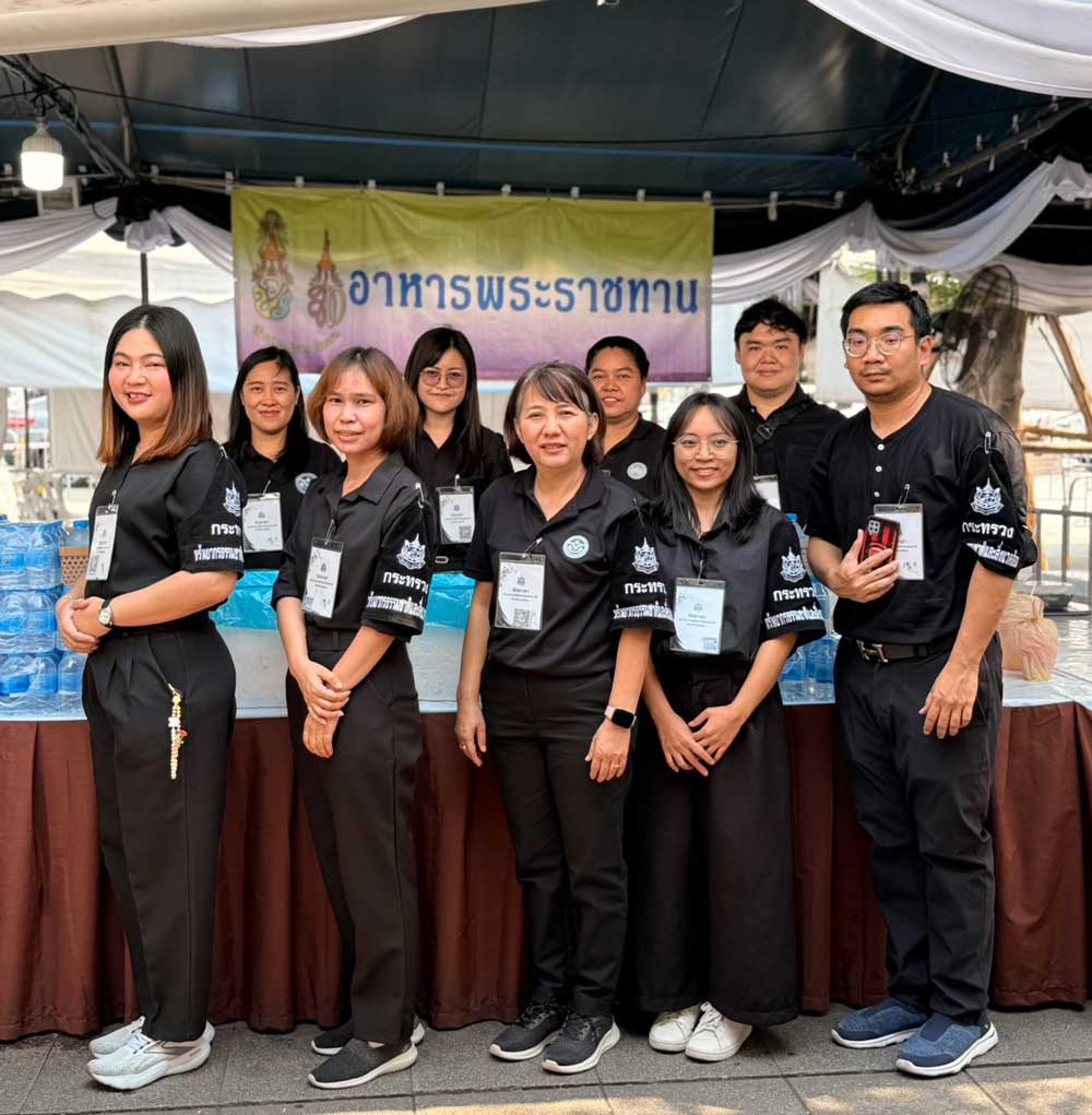 วันที่ 22 กุมภาพันธ์ 2569 จิตอาสากระทรวงทรัพยากรธรรมชาติและสิ่งแวดล้อม (จิตอาสา ทส.) โดยสำนักงานนโยบายและแผนทรัพยากรธรรมชาติและสิ่งแวดล้อม (สผ.) ร่วมกับศูนย์อำนวยการใหญ่ จิตอาสาพระราชทาน ศูนย์ประสานงานจิตอาสาพระราชทาน ศอ.จอส. พระราชทาน ภาค 1 (ส่วนหน้า) จิตอาสา 904 จิตอาสาพระราชทาน จิตอาสาภาครัฐ กรุงเทพมหานคร หน่วยงานภาครัฐ แพทย์ พยาบาล นักศึกษาวิชาทหาร ลูกเสือ - เนตรนารี อาสาสมัครป้องกันภัยฝ่ายพลเรือน และเครือข่ายจิตอาสาดำเนินภารกิจประจำวัน เพื่ออำนวยความสะดวกและดูแลประชาชนที่เดินทางมาลงนามถวายความอาลัย สมเด็จพระนางเจ้าสิริกิติ์ พระบรมราชินีนาถ พระบรมราชชนนีพันปีหลวง เบื้องหน้าพระบรมฉายาลักษณ์ โดยได้จัดกำลังจิตอาสาประจำจุดต่างๆ ดังนี้ จุดที่ 1 จุดพักคอย จุดที่ 2 โรงครัวพระราชทาน เพื่อให้การปฏิบัติเป็นไปด้วยความเรียบร้อยและสมพระเกียรติ ณ ท้องสนามหลวง ในพระบรมมหาราชวัง โดยมีจิตอาสา ทส. เข้าร่วมปฏิบัติงานตลอดทั้งวัน วันที่ 22 กุมภาพันธ์ 2569 จิตอาสากระทรวงทรัพยากรธรรมชาติและสิ่งแวดล้อม (จิตอาสา ทส.) โดยสำนักงานนโยบายและแผนทรัพยากรธรรมชาติและสิ่งแวดล้อม (สผ.) ร่วมกับศูนย์อำนวยการใหญ่ จิตอาสาพระราชทาน ศูนย์ประสานงานจิตอาสาพระราชทาน ศอ.จอส. พระราชทาน ภาค 1 (ส่วนหน้า) จิตอาสา 904 จิตอาสาพระราชทาน จิตอาสาภาครัฐ กรุงเทพมหานคร หน่วยงานภาครัฐ แพทย์ พยาบาล นักศึกษาวิชาทหาร ลูกเสือ - เนตรนารี อาสาสมัครป้องกันภัยฝ่ายพลเรือน และเครือข่ายจิตอาสาดำเนินภารกิจประจำวัน เพื่ออำนวยความสะดวกและดูแลประชาชนที่เดินทางมาลงนามถวายความอาลัย สมเด็จพระนางเจ้าสิริกิติ์ พระบรมราชินีนาถ พระบรมราชชนนีพันปีหลวง เบื้องหน้าพระบรมฉายาลักษณ์ โดยได้จัดกำลังจิตอาสาประจำจุดต่างๆ ดังนี้ จุดที่ 1 จุดพักคอย จุดที่ 2 โรงครัวพระราชทาน เพื่อให้การปฏิบัติเป็นไปด้วยความเรียบร้อยและสมพระเกียรติ ณ ท้องสนามหลวง ในพระบรมมหาราชวัง โดยมีจิตอาสา ทส. เข้าร่วมปฏิบัติงานตลอดทั้งวัน