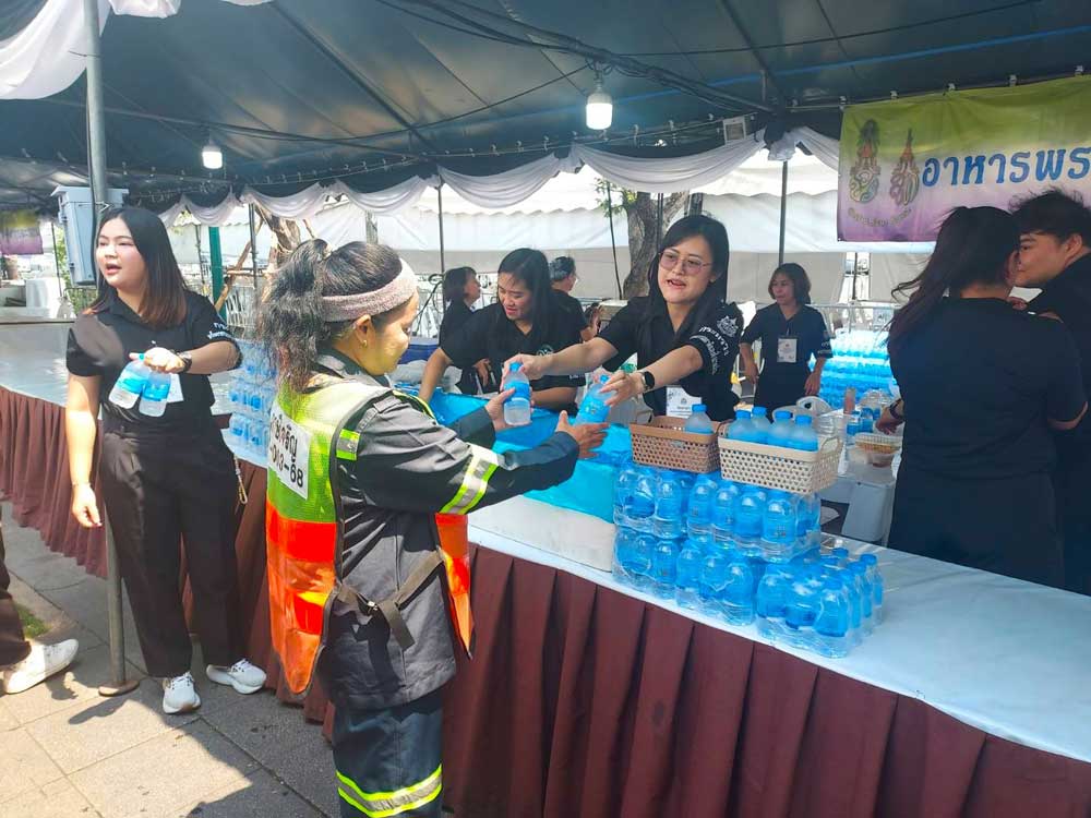 วันที่ 22 กุมภาพันธ์ 2569 จิตอาสากระทรวงทรัพยากรธรรมชาติและสิ่งแวดล้อม (จิตอาสา ทส.) โดยสำนักงานนโยบายและแผนทรัพยากรธรรมชาติและสิ่งแวดล้อม (สผ.) ร่วมกับศูนย์อำนวยการใหญ่ จิตอาสาพระราชทาน ศูนย์ประสานงานจิตอาสาพระราชทาน ศอ.จอส. พระราชทาน ภาค 1 (ส่วนหน้า) จิตอาสา 904 จิตอาสาพระราชทาน จิตอาสาภาครัฐ กรุงเทพมหานคร หน่วยงานภาครัฐ แพทย์ พยาบาล นักศึกษาวิชาทหาร ลูกเสือ - เนตรนารี อาสาสมัครป้องกันภัยฝ่ายพลเรือน และเครือข่ายจิตอาสาดำเนินภารกิจประจำวัน เพื่ออำนวยความสะดวกและดูแลประชาชนที่เดินทางมาลงนามถวายความอาลัย สมเด็จพระนางเจ้าสิริกิติ์ พระบรมราชินีนาถ พระบรมราชชนนีพันปีหลวง เบื้องหน้าพระบรมฉายาลักษณ์ โดยได้จัดกำลังจิตอาสาประจำจุดต่างๆ ดังนี้ จุดที่ 1 จุดพักคอย จุดที่ 2 โรงครัวพระราชทาน เพื่อให้การปฏิบัติเป็นไปด้วยความเรียบร้อยและสมพระเกียรติ ณ ท้องสนามหลวง ในพระบรมมหาราชวัง โดยมีจิตอาสา ทส. เข้าร่วมปฏิบัติงานตลอดทั้งวัน วันที่ 22 กุมภาพันธ์ 2569 จิตอาสากระทรวงทรัพยากรธรรมชาติและสิ่งแวดล้อม (จิตอาสา ทส.) โดยสำนักงานนโยบายและแผนทรัพยากรธรรมชาติและสิ่งแวดล้อม (สผ.) ร่วมกับศูนย์อำนวยการใหญ่ จิตอาสาพระราชทาน ศูนย์ประสานงานจิตอาสาพระราชทาน ศอ.จอส. พระราชทาน ภาค 1 (ส่วนหน้า) จิตอาสา 904 จิตอาสาพระราชทาน จิตอาสาภาครัฐ กรุงเทพมหานคร หน่วยงานภาครัฐ แพทย์ พยาบาล นักศึกษาวิชาทหาร ลูกเสือ - เนตรนารี อาสาสมัครป้องกันภัยฝ่ายพลเรือน และเครือข่ายจิตอาสาดำเนินภารกิจประจำวัน เพื่ออำนวยความสะดวกและดูแลประชาชนที่เดินทางมาลงนามถวายความอาลัย สมเด็จพระนางเจ้าสิริกิติ์ พระบรมราชินีนาถ พระบรมราชชนนีพันปีหลวง เบื้องหน้าพระบรมฉายาลักษณ์ โดยได้จัดกำลังจิตอาสาประจำจุดต่างๆ ดังนี้ จุดที่ 1 จุดพักคอย จุดที่ 2 โรงครัวพระราชทาน เพื่อให้การปฏิบัติเป็นไปด้วยความเรียบร้อยและสมพระเกียรติ ณ ท้องสนามหลวง ในพระบรมมหาราชวัง โดยมีจิตอาสา ทส. เข้าร่วมปฏิบัติงานตลอดทั้งวัน