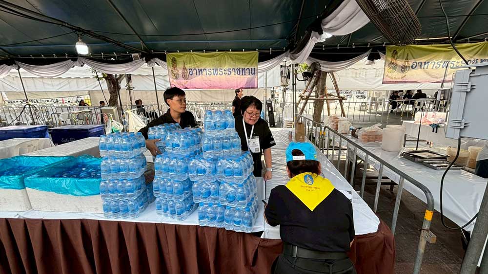 วันที่ 22 กุมภาพันธ์ 2569 จิตอาสากระทรวงทรัพยากรธรรมชาติและสิ่งแวดล้อม (จิตอาสา ทส.) โดยสำนักงานนโยบายและแผนทรัพยากรธรรมชาติและสิ่งแวดล้อม (สผ.) ร่วมกับศูนย์อำนวยการใหญ่ จิตอาสาพระราชทาน ศูนย์ประสานงานจิตอาสาพระราชทาน ศอ.จอส. พระราชทาน ภาค 1 (ส่วนหน้า) จิตอาสา 904 จิตอาสาพระราชทาน จิตอาสาภาครัฐ กรุงเทพมหานคร หน่วยงานภาครัฐ แพทย์ พยาบาล นักศึกษาวิชาทหาร ลูกเสือ - เนตรนารี อาสาสมัครป้องกันภัยฝ่ายพลเรือน และเครือข่ายจิตอาสาดำเนินภารกิจประจำวัน เพื่ออำนวยความสะดวกและดูแลประชาชนที่เดินทางมาลงนามถวายความอาลัย สมเด็จพระนางเจ้าสิริกิติ์ พระบรมราชินีนาถ พระบรมราชชนนีพันปีหลวง เบื้องหน้าพระบรมฉายาลักษณ์ โดยได้จัดกำลังจิตอาสาประจำจุดต่างๆ ดังนี้ จุดที่ 1 จุดพักคอย จุดที่ 2 โรงครัวพระราชทาน เพื่อให้การปฏิบัติเป็นไปด้วยความเรียบร้อยและสมพระเกียรติ ณ ท้องสนามหลวง ในพระบรมมหาราชวัง โดยมีจิตอาสา ทส. เข้าร่วมปฏิบัติงานตลอดทั้งวัน วันที่ 22 กุมภาพันธ์ 2569 จิตอาสากระทรวงทรัพยากรธรรมชาติและสิ่งแวดล้อม (จิตอาสา ทส.) โดยสำนักงานนโยบายและแผนทรัพยากรธรรมชาติและสิ่งแวดล้อม (สผ.) ร่วมกับศูนย์อำนวยการใหญ่ จิตอาสาพระราชทาน ศูนย์ประสานงานจิตอาสาพระราชทาน ศอ.จอส. พระราชทาน ภาค 1 (ส่วนหน้า) จิตอาสา 904 จิตอาสาพระราชทาน จิตอาสาภาครัฐ กรุงเทพมหานคร หน่วยงานภาครัฐ แพทย์ พยาบาล นักศึกษาวิชาทหาร ลูกเสือ - เนตรนารี อาสาสมัครป้องกันภัยฝ่ายพลเรือน และเครือข่ายจิตอาสาดำเนินภารกิจประจำวัน เพื่ออำนวยความสะดวกและดูแลประชาชนที่เดินทางมาลงนามถวายความอาลัย สมเด็จพระนางเจ้าสิริกิติ์ พระบรมราชินีนาถ พระบรมราชชนนีพันปีหลวง เบื้องหน้าพระบรมฉายาลักษณ์ โดยได้จัดกำลังจิตอาสาประจำจุดต่างๆ ดังนี้ จุดที่ 1 จุดพักคอย จุดที่ 2 โรงครัวพระราชทาน เพื่อให้การปฏิบัติเป็นไปด้วยความเรียบร้อยและสมพระเกียรติ ณ ท้องสนามหลวง ในพระบรมมหาราชวัง โดยมีจิตอาสา ทส. เข้าร่วมปฏิบัติงานตลอดทั้งวัน