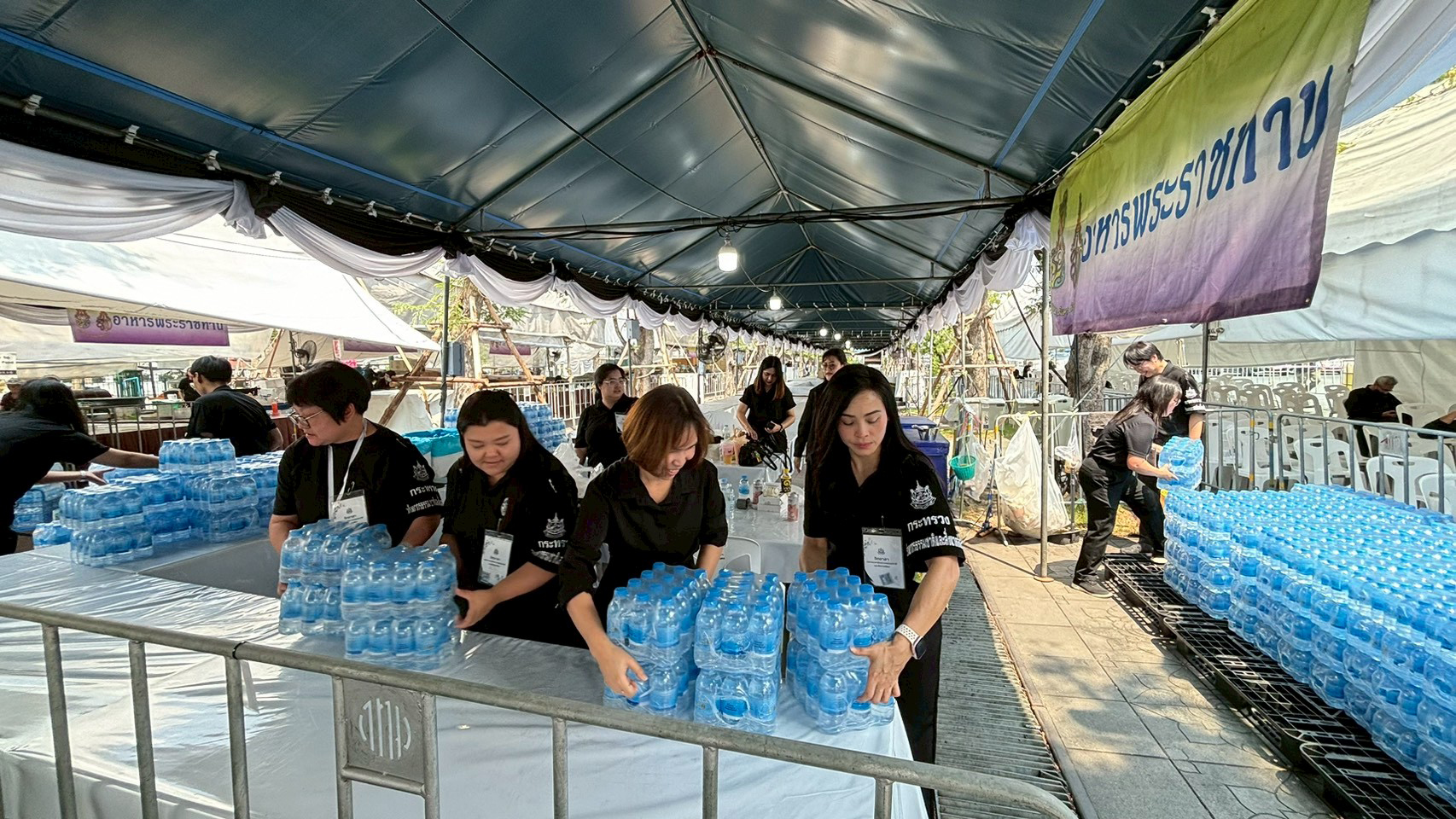 วันที่ 22 กุมภาพันธ์ 2569 จิตอาสากระทรวงทรัพยากรธรรมชาติและสิ่งแวดล้อม (จิตอาสา ทส.) โดยสำนักงานนโยบายและแผนทรัพยากรธรรมชาติและสิ่งแวดล้อม (สผ.) ร่วมกับศูนย์อำนวยการใหญ่ จิตอาสาพระราชทาน ศูนย์ประสานงานจิตอาสาพระราชทาน ศอ.จอส. พระราชทาน ภาค 1 (ส่วนหน้า) จิตอาสา 904 จิตอาสาพระราชทาน จิตอาสาภาครัฐ กรุงเทพมหานคร หน่วยงานภาครัฐ แพทย์ พยาบาล นักศึกษาวิชาทหาร ลูกเสือ - เนตรนารี อาสาสมัครป้องกันภัยฝ่ายพลเรือน และเครือข่ายจิตอาสาดำเนินภารกิจประจำวัน เพื่ออำนวยความสะดวกและดูแลประชาชนที่เดินทางมาลงนามถวายความอาลัย สมเด็จพระนางเจ้าสิริกิติ์ พระบรมราชินีนาถ พระบรมราชชนนีพันปีหลวง เบื้องหน้าพระบรมฉายาลักษณ์ โดยได้จัดกำลังจิตอาสาประจำจุดต่างๆ ดังนี้ จุดที่ 1 จุดพักคอย จุดที่ 2 โรงครัวพระราชทาน เพื่อให้การปฏิบัติเป็นไปด้วยความเรียบร้อยและสมพระเกียรติ ณ ท้องสนามหลวง ในพระบรมมหาราชวัง โดยมีจิตอาสา ทส. เข้าร่วมปฏิบัติงานตลอดทั้งวัน วันที่ 22 กุมภาพันธ์ 2569 จิตอาสากระทรวงทรัพยากรธรรมชาติและสิ่งแวดล้อม (จิตอาสา ทส.) โดยสำนักงานนโยบายและแผนทรัพยากรธรรมชาติและสิ่งแวดล้อม (สผ.) ร่วมกับศูนย์อำนวยการใหญ่ จิตอาสาพระราชทาน ศูนย์ประสานงานจิตอาสาพระราชทาน ศอ.จอส. พระราชทาน ภาค 1 (ส่วนหน้า) จิตอาสา 904 จิตอาสาพระราชทาน จิตอาสาภาครัฐ กรุงเทพมหานคร หน่วยงานภาครัฐ แพทย์ พยาบาล นักศึกษาวิชาทหาร ลูกเสือ - เนตรนารี อาสาสมัครป้องกันภัยฝ่ายพลเรือน และเครือข่ายจิตอาสาดำเนินภารกิจประจำวัน เพื่ออำนวยความสะดวกและดูแลประชาชนที่เดินทางมาลงนามถวายความอาลัย สมเด็จพระนางเจ้าสิริกิติ์ พระบรมราชินีนาถ พระบรมราชชนนีพันปีหลวง เบื้องหน้าพระบรมฉายาลักษณ์ โดยได้จัดกำลังจิตอาสาประจำจุดต่างๆ ดังนี้ จุดที่ 1 จุดพักคอย จุดที่ 2 โรงครัวพระราชทาน เพื่อให้การปฏิบัติเป็นไปด้วยความเรียบร้อยและสมพระเกียรติ ณ ท้องสนามหลวง ในพระบรมมหาราชวัง โดยมีจิตอาสา ทส. เข้าร่วมปฏิบัติงานตลอดทั้งวัน