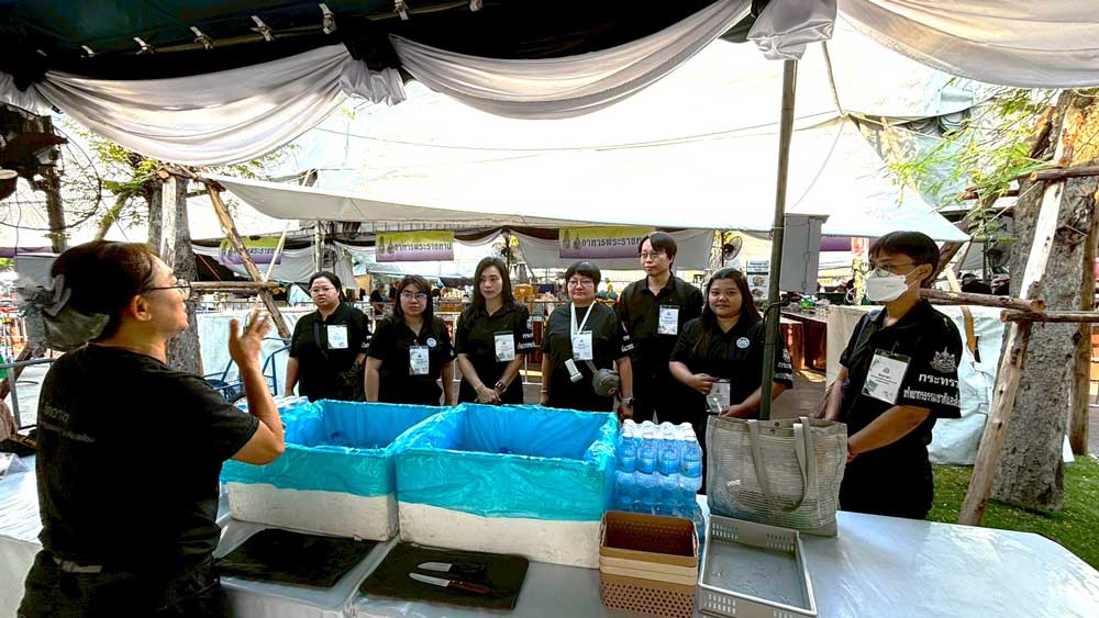 วันที่ 22 กุมภาพันธ์ 2569 จิตอาสากระทรวงทรัพยากรธรรมชาติและสิ่งแวดล้อม (จิตอาสา ทส.) โดยสำนักงานนโยบายและแผนทรัพยากรธรรมชาติและสิ่งแวดล้อม (สผ.) ร่วมกับศูนย์อำนวยการใหญ่ จิตอาสาพระราชทาน ศูนย์ประสานงานจิตอาสาพระราชทาน ศอ.จอส. พระราชทาน ภาค 1 (ส่วนหน้า) จิตอาสา 904 จิตอาสาพระราชทาน จิตอาสาภาครัฐ กรุงเทพมหานคร หน่วยงานภาครัฐ แพทย์ พยาบาล นักศึกษาวิชาทหาร ลูกเสือ - เนตรนารี อาสาสมัครป้องกันภัยฝ่ายพลเรือน และเครือข่ายจิตอาสาดำเนินภารกิจประจำวัน เพื่ออำนวยความสะดวกและดูแลประชาชนที่เดินทางมาลงนามถวายความอาลัย สมเด็จพระนางเจ้าสิริกิติ์ พระบรมราชินีนาถ พระบรมราชชนนีพันปีหลวง เบื้องหน้าพระบรมฉายาลักษณ์ โดยได้จัดกำลังจิตอาสาประจำจุดต่างๆ ดังนี้ จุดที่ 1 จุดพักคอย จุดที่ 2 โรงครัวพระราชทาน เพื่อให้การปฏิบัติเป็นไปด้วยความเรียบร้อยและสมพระเกียรติ ณ ท้องสนามหลวง ในพระบรมมหาราชวัง โดยมีจิตอาสา ทส. เข้าร่วมปฏิบัติงานตลอดทั้งวัน วันที่ 22 กุมภาพันธ์ 2569 จิตอาสากระทรวงทรัพยากรธรรมชาติและสิ่งแวดล้อม (จิตอาสา ทส.) โดยสำนักงานนโยบายและแผนทรัพยากรธรรมชาติและสิ่งแวดล้อม (สผ.) ร่วมกับศูนย์อำนวยการใหญ่ จิตอาสาพระราชทาน ศูนย์ประสานงานจิตอาสาพระราชทาน ศอ.จอส. พระราชทาน ภาค 1 (ส่วนหน้า) จิตอาสา 904 จิตอาสาพระราชทาน จิตอาสาภาครัฐ กรุงเทพมหานคร หน่วยงานภาครัฐ แพทย์ พยาบาล นักศึกษาวิชาทหาร ลูกเสือ - เนตรนารี อาสาสมัครป้องกันภัยฝ่ายพลเรือน และเครือข่ายจิตอาสาดำเนินภารกิจประจำวัน เพื่ออำนวยความสะดวกและดูแลประชาชนที่เดินทางมาลงนามถวายความอาลัย สมเด็จพระนางเจ้าสิริกิติ์ พระบรมราชินีนาถ พระบรมราชชนนีพันปีหลวง เบื้องหน้าพระบรมฉายาลักษณ์ โดยได้จัดกำลังจิตอาสาประจำจุดต่างๆ ดังนี้ จุดที่ 1 จุดพักคอย จุดที่ 2 โรงครัวพระราชทาน เพื่อให้การปฏิบัติเป็นไปด้วยความเรียบร้อยและสมพระเกียรติ ณ ท้องสนามหลวง ในพระบรมมหาราชวัง โดยมีจิตอาสา ทส. เข้าร่วมปฏิบัติงานตลอดทั้งวัน