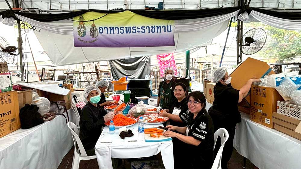 วันที่ 22 กุมภาพันธ์ 2569 จิตอาสากระทรวงทรัพยากรธรรมชาติและสิ่งแวดล้อม (จิตอาสา ทส.) โดยสำนักงานนโยบายและแผนทรัพยากรธรรมชาติและสิ่งแวดล้อม (สผ.) ร่วมกับศูนย์อำนวยการใหญ่ จิตอาสาพระราชทาน ศูนย์ประสานงานจิตอาสาพระราชทาน ศอ.จอส. พระราชทาน ภาค 1 (ส่วนหน้า) จิตอาสา 904 จิตอาสาพระราชทาน จิตอาสาภาครัฐ กรุงเทพมหานคร หน่วยงานภาครัฐ แพทย์ พยาบาล นักศึกษาวิชาทหาร ลูกเสือ - เนตรนารี อาสาสมัครป้องกันภัยฝ่ายพลเรือน และเครือข่ายจิตอาสาดำเนินภารกิจประจำวัน เพื่ออำนวยความสะดวกและดูแลประชาชนที่เดินทางมาลงนามถวายความอาลัย สมเด็จพระนางเจ้าสิริกิติ์ พระบรมราชินีนาถ พระบรมราชชนนีพันปีหลวง เบื้องหน้าพระบรมฉายาลักษณ์ โดยได้จัดกำลังจิตอาสาประจำจุดต่างๆ ดังนี้ จุดที่ 1 จุดพักคอย จุดที่ 2 โรงครัวพระราชทาน เพื่อให้การปฏิบัติเป็นไปด้วยความเรียบร้อยและสมพระเกียรติ ณ ท้องสนามหลวง ในพระบรมมหาราชวัง โดยมีจิตอาสา ทส. เข้าร่วมปฏิบัติงานตลอดทั้งวัน วันที่ 22 กุมภาพันธ์ 2569 จิตอาสากระทรวงทรัพยากรธรรมชาติและสิ่งแวดล้อม (จิตอาสา ทส.) โดยสำนักงานนโยบายและแผนทรัพยากรธรรมชาติและสิ่งแวดล้อม (สผ.) ร่วมกับศูนย์อำนวยการใหญ่ จิตอาสาพระราชทาน ศูนย์ประสานงานจิตอาสาพระราชทาน ศอ.จอส. พระราชทาน ภาค 1 (ส่วนหน้า) จิตอาสา 904 จิตอาสาพระราชทาน จิตอาสาภาครัฐ กรุงเทพมหานคร หน่วยงานภาครัฐ แพทย์ พยาบาล นักศึกษาวิชาทหาร ลูกเสือ - เนตรนารี อาสาสมัครป้องกันภัยฝ่ายพลเรือน และเครือข่ายจิตอาสาดำเนินภารกิจประจำวัน เพื่ออำนวยความสะดวกและดูแลประชาชนที่เดินทางมาลงนามถวายความอาลัย สมเด็จพระนางเจ้าสิริกิติ์ พระบรมราชินีนาถ พระบรมราชชนนีพันปีหลวง เบื้องหน้าพระบรมฉายาลักษณ์ โดยได้จัดกำลังจิตอาสาประจำจุดต่างๆ ดังนี้ จุดที่ 1 จุดพักคอย จุดที่ 2 โรงครัวพระราชทาน เพื่อให้การปฏิบัติเป็นไปด้วยความเรียบร้อยและสมพระเกียรติ ณ ท้องสนามหลวง ในพระบรมมหาราชวัง โดยมีจิตอาสา ทส. เข้าร่วมปฏิบัติงานตลอดทั้งวัน