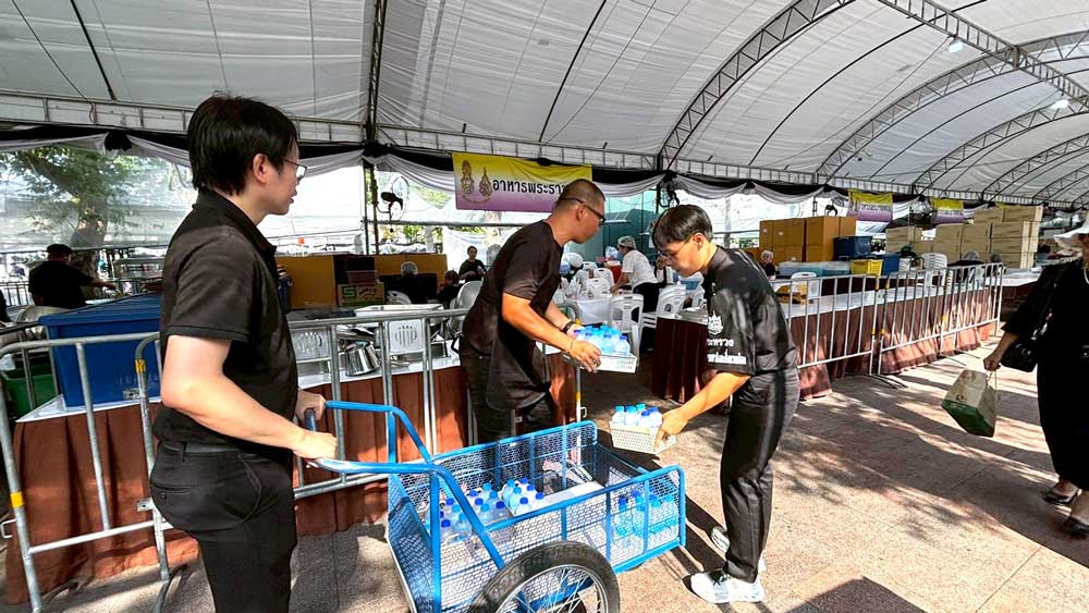 วันที่ 22 กุมภาพันธ์ 2569 จิตอาสากระทรวงทรัพยากรธรรมชาติและสิ่งแวดล้อม (จิตอาสา ทส.) โดยสำนักงานนโยบายและแผนทรัพยากรธรรมชาติและสิ่งแวดล้อม (สผ.) ร่วมกับศูนย์อำนวยการใหญ่ จิตอาสาพระราชทาน ศูนย์ประสานงานจิตอาสาพระราชทาน ศอ.จอส. พระราชทาน ภาค 1 (ส่วนหน้า) จิตอาสา 904 จิตอาสาพระราชทาน จิตอาสาภาครัฐ กรุงเทพมหานคร หน่วยงานภาครัฐ แพทย์ พยาบาล นักศึกษาวิชาทหาร ลูกเสือ - เนตรนารี อาสาสมัครป้องกันภัยฝ่ายพลเรือน และเครือข่ายจิตอาสาดำเนินภารกิจประจำวัน เพื่ออำนวยความสะดวกและดูแลประชาชนที่เดินทางมาลงนามถวายความอาลัย สมเด็จพระนางเจ้าสิริกิติ์ พระบรมราชินีนาถ พระบรมราชชนนีพันปีหลวง เบื้องหน้าพระบรมฉายาลักษณ์ โดยได้จัดกำลังจิตอาสาประจำจุดต่างๆ ดังนี้ จุดที่ 1 จุดพักคอย จุดที่ 2 โรงครัวพระราชทาน เพื่อให้การปฏิบัติเป็นไปด้วยความเรียบร้อยและสมพระเกียรติ ณ ท้องสนามหลวง ในพระบรมมหาราชวัง โดยมีจิตอาสา ทส. เข้าร่วมปฏิบัติงานตลอดทั้งวัน วันที่ 22 กุมภาพันธ์ 2569 จิตอาสากระทรวงทรัพยากรธรรมชาติและสิ่งแวดล้อม (จิตอาสา ทส.) โดยสำนักงานนโยบายและแผนทรัพยากรธรรมชาติและสิ่งแวดล้อม (สผ.) ร่วมกับศูนย์อำนวยการใหญ่ จิตอาสาพระราชทาน ศูนย์ประสานงานจิตอาสาพระราชทาน ศอ.จอส. พระราชทาน ภาค 1 (ส่วนหน้า) จิตอาสา 904 จิตอาสาพระราชทาน จิตอาสาภาครัฐ กรุงเทพมหานคร หน่วยงานภาครัฐ แพทย์ พยาบาล นักศึกษาวิชาทหาร ลูกเสือ - เนตรนารี อาสาสมัครป้องกันภัยฝ่ายพลเรือน และเครือข่ายจิตอาสาดำเนินภารกิจประจำวัน เพื่ออำนวยความสะดวกและดูแลประชาชนที่เดินทางมาลงนามถวายความอาลัย สมเด็จพระนางเจ้าสิริกิติ์ พระบรมราชินีนาถ พระบรมราชชนนีพันปีหลวง เบื้องหน้าพระบรมฉายาลักษณ์ โดยได้จัดกำลังจิตอาสาประจำจุดต่างๆ ดังนี้ จุดที่ 1 จุดพักคอย จุดที่ 2 โรงครัวพระราชทาน เพื่อให้การปฏิบัติเป็นไปด้วยความเรียบร้อยและสมพระเกียรติ ณ ท้องสนามหลวง ในพระบรมมหาราชวัง โดยมีจิตอาสา ทส. เข้าร่วมปฏิบัติงานตลอดทั้งวัน