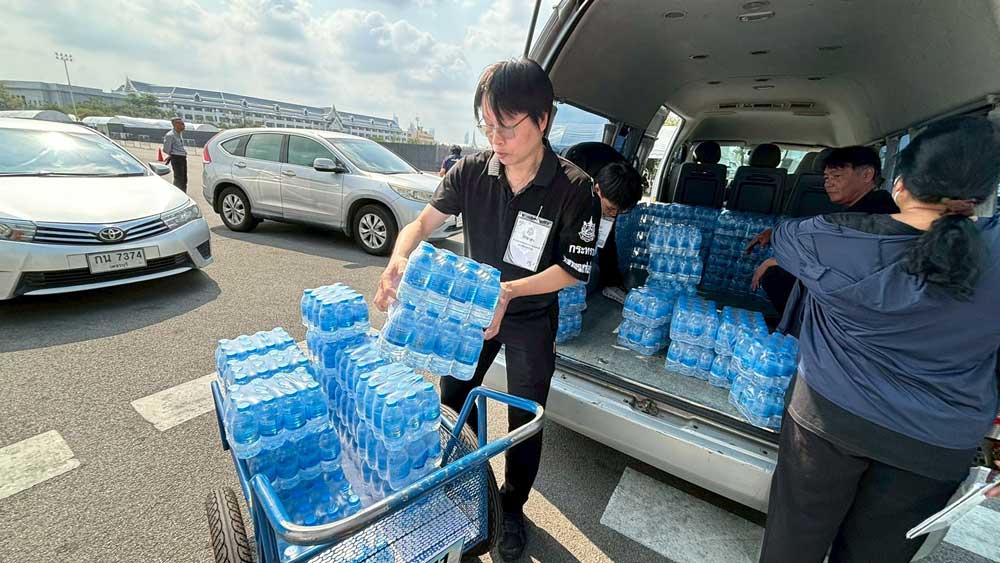 วันที่ 22 กุมภาพันธ์ 2569 จิตอาสากระทรวงทรัพยากรธรรมชาติและสิ่งแวดล้อม (จิตอาสา ทส.) โดยสำนักงานนโยบายและแผนทรัพยากรธรรมชาติและสิ่งแวดล้อม (สผ.) ร่วมกับศูนย์อำนวยการใหญ่ จิตอาสาพระราชทาน ศูนย์ประสานงานจิตอาสาพระราชทาน ศอ.จอส. พระราชทาน ภาค 1 (ส่วนหน้า) จิตอาสา 904 จิตอาสาพระราชทาน จิตอาสาภาครัฐ กรุงเทพมหานคร หน่วยงานภาครัฐ แพทย์ พยาบาล นักศึกษาวิชาทหาร ลูกเสือ - เนตรนารี อาสาสมัครป้องกันภัยฝ่ายพลเรือน และเครือข่ายจิตอาสาดำเนินภารกิจประจำวัน เพื่ออำนวยความสะดวกและดูแลประชาชนที่เดินทางมาลงนามถวายความอาลัย สมเด็จพระนางเจ้าสิริกิติ์ พระบรมราชินีนาถ พระบรมราชชนนีพันปีหลวง เบื้องหน้าพระบรมฉายาลักษณ์ โดยได้จัดกำลังจิตอาสาประจำจุดต่างๆ ดังนี้ จุดที่ 1 จุดพักคอย จุดที่ 2 โรงครัวพระราชทาน เพื่อให้การปฏิบัติเป็นไปด้วยความเรียบร้อยและสมพระเกียรติ ณ ท้องสนามหลวง ในพระบรมมหาราชวัง โดยมีจิตอาสา ทส. เข้าร่วมปฏิบัติงานตลอดทั้งวัน วันที่ 22 กุมภาพันธ์ 2569 จิตอาสากระทรวงทรัพยากรธรรมชาติและสิ่งแวดล้อม (จิตอาสา ทส.) โดยสำนักงานนโยบายและแผนทรัพยากรธรรมชาติและสิ่งแวดล้อม (สผ.) ร่วมกับศูนย์อำนวยการใหญ่ จิตอาสาพระราชทาน ศูนย์ประสานงานจิตอาสาพระราชทาน ศอ.จอส. พระราชทาน ภาค 1 (ส่วนหน้า) จิตอาสา 904 จิตอาสาพระราชทาน จิตอาสาภาครัฐ กรุงเทพมหานคร หน่วยงานภาครัฐ แพทย์ พยาบาล นักศึกษาวิชาทหาร ลูกเสือ - เนตรนารี อาสาสมัครป้องกันภัยฝ่ายพลเรือน และเครือข่ายจิตอาสาดำเนินภารกิจประจำวัน เพื่ออำนวยความสะดวกและดูแลประชาชนที่เดินทางมาลงนามถวายความอาลัย สมเด็จพระนางเจ้าสิริกิติ์ พระบรมราชินีนาถ พระบรมราชชนนีพันปีหลวง เบื้องหน้าพระบรมฉายาลักษณ์ โดยได้จัดกำลังจิตอาสาประจำจุดต่างๆ ดังนี้ จุดที่ 1 จุดพักคอย จุดที่ 2 โรงครัวพระราชทาน เพื่อให้การปฏิบัติเป็นไปด้วยความเรียบร้อยและสมพระเกียรติ ณ ท้องสนามหลวง ในพระบรมมหาราชวัง โดยมีจิตอาสา ทส. เข้าร่วมปฏิบัติงานตลอดทั้งวัน