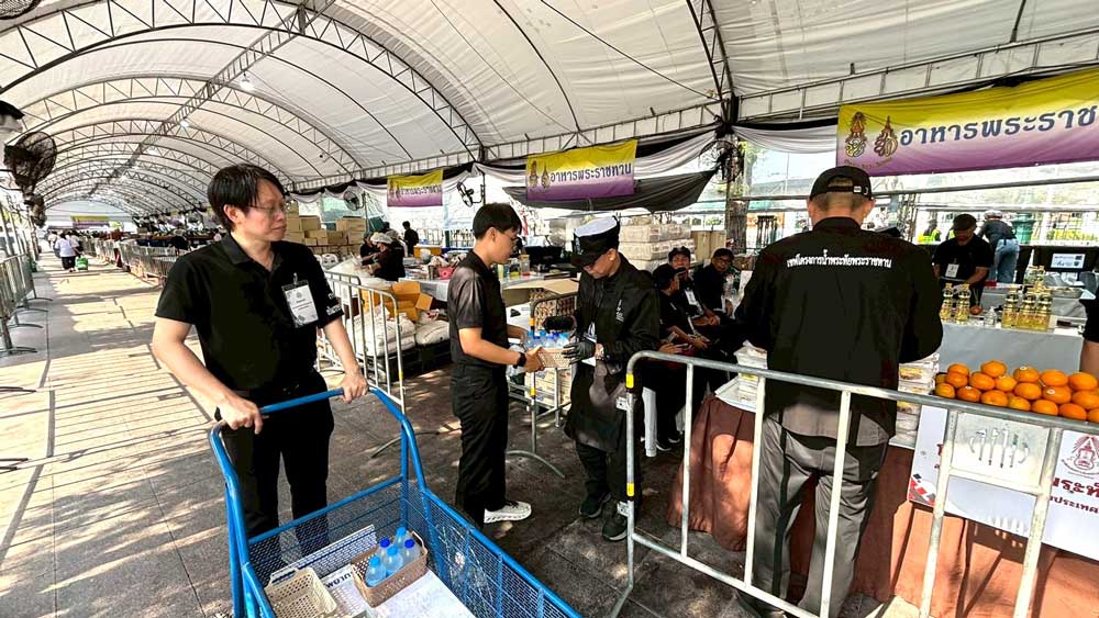 วันที่ 22 กุมภาพันธ์ 2569 จิตอาสากระทรวงทรัพยากรธรรมชาติและสิ่งแวดล้อม (จิตอาสา ทส.) โดยสำนักงานนโยบายและแผนทรัพยากรธรรมชาติและสิ่งแวดล้อม (สผ.) ร่วมกับศูนย์อำนวยการใหญ่ จิตอาสาพระราชทาน ศูนย์ประสานงานจิตอาสาพระราชทาน ศอ.จอส. พระราชทาน ภาค 1 (ส่วนหน้า) จิตอาสา 904 จิตอาสาพระราชทาน จิตอาสาภาครัฐ กรุงเทพมหานคร หน่วยงานภาครัฐ แพทย์ พยาบาล นักศึกษาวิชาทหาร ลูกเสือ - เนตรนารี อาสาสมัครป้องกันภัยฝ่ายพลเรือน และเครือข่ายจิตอาสาดำเนินภารกิจประจำวัน เพื่ออำนวยความสะดวกและดูแลประชาชนที่เดินทางมาลงนามถวายความอาลัย สมเด็จพระนางเจ้าสิริกิติ์ พระบรมราชินีนาถ พระบรมราชชนนีพันปีหลวง เบื้องหน้าพระบรมฉายาลักษณ์ โดยได้จัดกำลังจิตอาสาประจำจุดต่างๆ ดังนี้ จุดที่ 1 จุดพักคอย จุดที่ 2 โรงครัวพระราชทาน เพื่อให้การปฏิบัติเป็นไปด้วยความเรียบร้อยและสมพระเกียรติ ณ ท้องสนามหลวง ในพระบรมมหาราชวัง โดยมีจิตอาสา ทส. เข้าร่วมปฏิบัติงานตลอดทั้งวัน วันที่ 22 กุมภาพันธ์ 2569 จิตอาสากระทรวงทรัพยากรธรรมชาติและสิ่งแวดล้อม (จิตอาสา ทส.) โดยสำนักงานนโยบายและแผนทรัพยากรธรรมชาติและสิ่งแวดล้อม (สผ.) ร่วมกับศูนย์อำนวยการใหญ่ จิตอาสาพระราชทาน ศูนย์ประสานงานจิตอาสาพระราชทาน ศอ.จอส. พระราชทาน ภาค 1 (ส่วนหน้า) จิตอาสา 904 จิตอาสาพระราชทาน จิตอาสาภาครัฐ กรุงเทพมหานคร หน่วยงานภาครัฐ แพทย์ พยาบาล นักศึกษาวิชาทหาร ลูกเสือ - เนตรนารี อาสาสมัครป้องกันภัยฝ่ายพลเรือน และเครือข่ายจิตอาสาดำเนินภารกิจประจำวัน เพื่ออำนวยความสะดวกและดูแลประชาชนที่เดินทางมาลงนามถวายความอาลัย สมเด็จพระนางเจ้าสิริกิติ์ พระบรมราชินีนาถ พระบรมราชชนนีพันปีหลวง เบื้องหน้าพระบรมฉายาลักษณ์ โดยได้จัดกำลังจิตอาสาประจำจุดต่างๆ ดังนี้ จุดที่ 1 จุดพักคอย จุดที่ 2 โรงครัวพระราชทาน เพื่อให้การปฏิบัติเป็นไปด้วยความเรียบร้อยและสมพระเกียรติ ณ ท้องสนามหลวง ในพระบรมมหาราชวัง โดยมีจิตอาสา ทส. เข้าร่วมปฏิบัติงานตลอดทั้งวัน