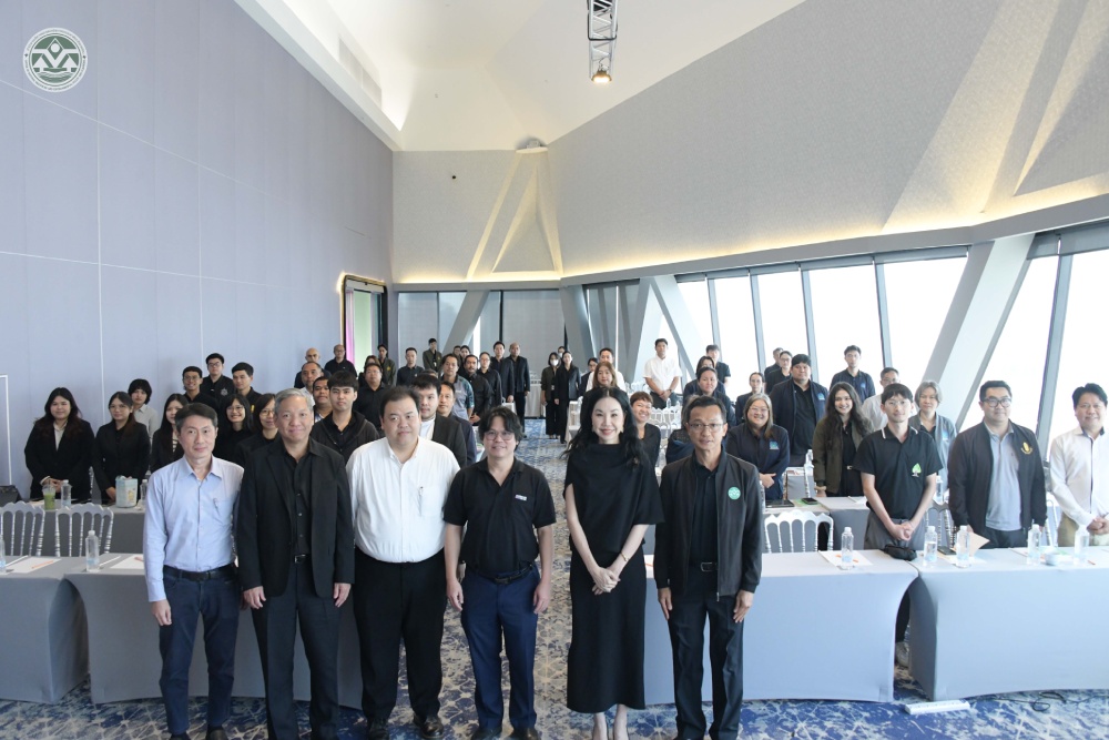 ผู้เข้าร่วมประชุมถ่ายภาพร่วมกัน ผู้เข้าร่วมประชุมถ่ายภาพร่วมกัน