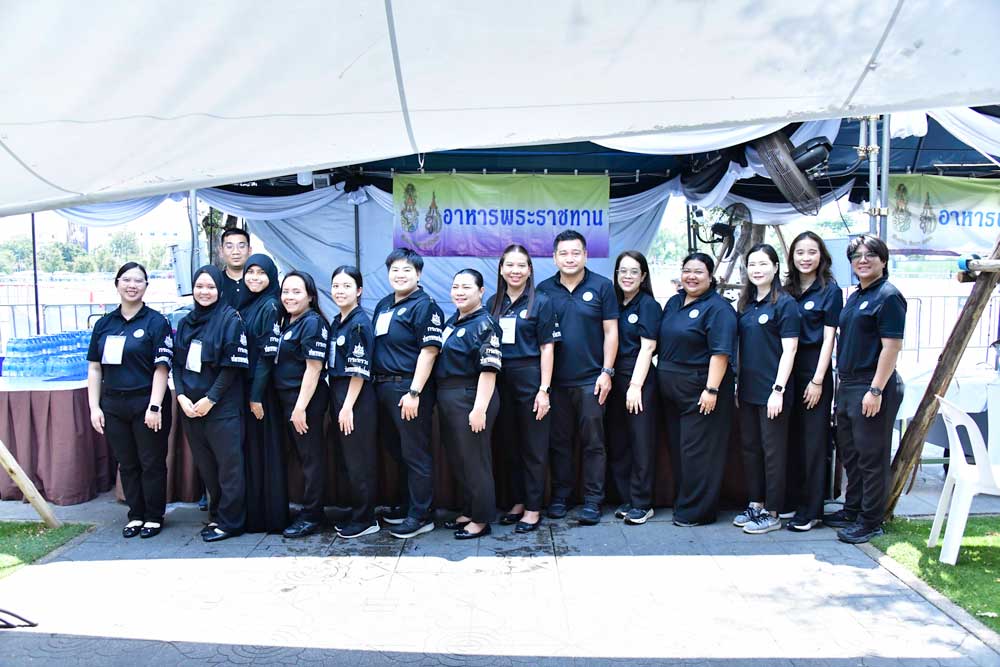 วันที่ 22 มีนาคม 2569 จิตอาสากระทรวงทรัพยากรธรรมชาติและสิ่งแวดล้อม (จิตอาสา ทส.) โดยสำนักงานนโยบายและแผนทรัพยากรธรรมชาติและสิ่งแวดล้อม (สผ.) ร่วมกับศูนย์อำนวยการใหญ่ จิตอาสาพระราชทาน ศูนย์ประสานงานจิตอาสาพระราชทาน ศอ.จอส. พระราชทาน ภาค 1 (ส่วนหน้า) จิตอาสา 904 จิตอาสาพระราชทาน จิตอาสาภาครัฐ กรุงเทพมหานคร หน่วยงานภาครัฐ แพทย์ พยาบาล นักศึกษาวิชาทหาร ลูกเสือ - เนตรนารี อาสาสมัครป้องกันภัยฝ่ายพลเรือน และเครือข่ายจิตอาสาดำเนินภารกิจประจำวัน เพื่ออำนวยความสะดวกและดูแลประชาชนที่เดินทางมาลงนามถวายความอาลัย สมเด็จพระนางเจ้าสิริกิติ์ พระบรมราชินีนาถ พระบรมราชชนนีพันปีหลวง เบื้องหน้าพระบรมฉายาลักษณ์ โดยได้จัดกำลังจิตอาสาประจำจุดต่างๆ ดังนี้ จุดที่ 1 จุดพักคอย จุดที่ 2 โรงครัวพระราชทาน เพื่อให้การปฏิบัติเป็นไปด้วยความเรียบร้อยและสมพระเกียรติ ณ ท้องสนามหลวง ในพระบรมมหาราชวัง โดยมีจิตอาสา ทส. เข้าร่วมปฏิบัติงานตลอดทั้งวัน วันที่ 22 มีนาคม 2569 จิตอาสากระทรวงทรัพยากรธรรมชาติและสิ่งแวดล้อม (จิตอาสา ทส.) โดยสำนักงานนโยบายและแผนทรัพยากรธรรมชาติและสิ่งแวดล้อม (สผ.) ร่วมกับศูนย์อำนวยการใหญ่ จิตอาสาพระราชทาน ศูนย์ประสานงานจิตอาสาพระราชทาน ศอ.จอส. พระราชทาน ภาค 1 (ส่วนหน้า) จิตอาสา 904 จิตอาสาพระราชทาน จิตอาสาภาครัฐ กรุงเทพมหานคร หน่วยงานภาครัฐ แพทย์ พยาบาล นักศึกษาวิชาทหาร ลูกเสือ - เนตรนารี อาสาสมัครป้องกันภัยฝ่ายพลเรือน และเครือข่ายจิตอาสาดำเนินภารกิจประจำวัน เพื่ออำนวยความสะดวกและดูแลประชาชนที่เดินทางมาลงนามถวายความอาลัย สมเด็จพระนางเจ้าสิริกิติ์ พระบรมราชินีนาถ พระบรมราชชนนีพันปีหลวง เบื้องหน้าพระบรมฉายาลักษณ์ โดยได้จัดกำลังจิตอาสาประจำจุดต่างๆ ดังนี้ จุดที่ 1 จุดพักคอย จุดที่ 2 โรงครัวพระราชทาน เพื่อให้การปฏิบัติเป็นไปด้วยความเรียบร้อยและสมพระเกียรติ ณ ท้องสนามหลวง ในพระบรมมหาราชวัง โดยมีจิตอาสา ทส. เข้าร่วมปฏิบัติงานตลอดทั้งวัน