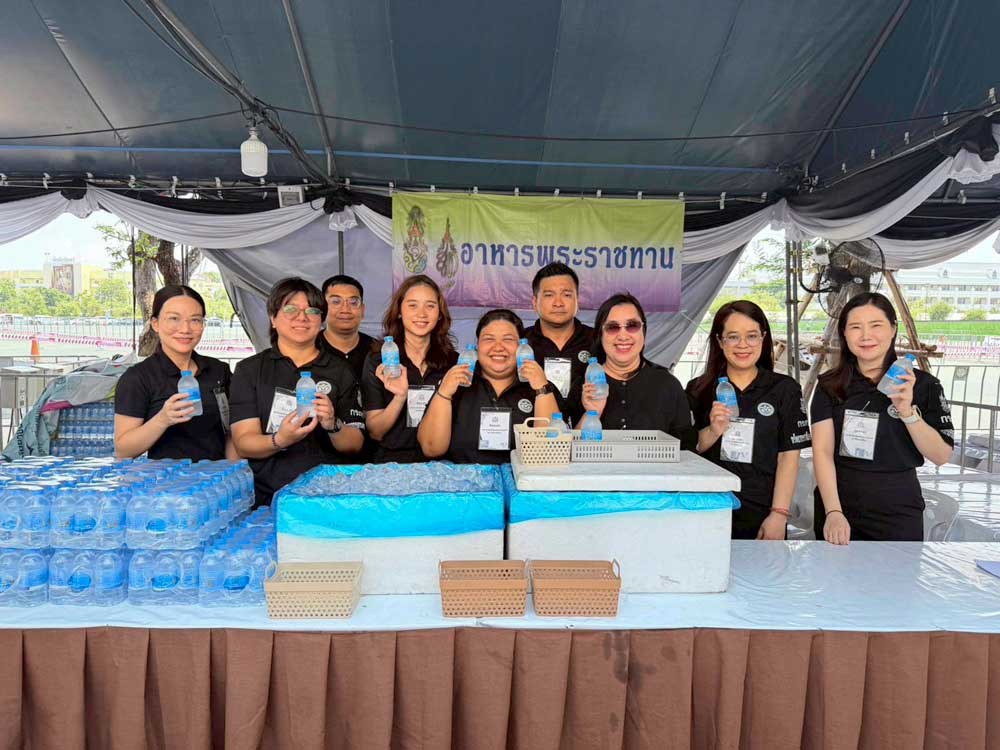 วันที่ 22 มีนาคม 2569 จิตอาสากระทรวงทรัพยากรธรรมชาติและสิ่งแวดล้อม (จิตอาสา ทส.) โดยสำนักงานนโยบายและแผนทรัพยากรธรรมชาติและสิ่งแวดล้อม (สผ.) ร่วมกับศูนย์อำนวยการใหญ่ จิตอาสาพระราชทาน ศูนย์ประสานงานจิตอาสาพระราชทาน ศอ.จอส. พระราชทาน ภาค 1 (ส่วนหน้า) จิตอาสา 904 จิตอาสาพระราชทาน จิตอาสาภาครัฐ กรุงเทพมหานคร หน่วยงานภาครัฐ แพทย์ พยาบาล นักศึกษาวิชาทหาร ลูกเสือ - เนตรนารี อาสาสมัครป้องกันภัยฝ่ายพลเรือน และเครือข่ายจิตอาสาดำเนินภารกิจประจำวัน เพื่ออำนวยความสะดวกและดูแลประชาชนที่เดินทางมาลงนามถวายความอาลัย สมเด็จพระนางเจ้าสิริกิติ์ พระบรมราชินีนาถ พระบรมราชชนนีพันปีหลวง เบื้องหน้าพระบรมฉายาลักษณ์ โดยได้จัดกำลังจิตอาสาประจำจุดต่างๆ ดังนี้ จุดที่ 1 จุดพักคอย จุดที่ 2 โรงครัวพระราชทาน เพื่อให้การปฏิบัติเป็นไปด้วยความเรียบร้อยและสมพระเกียรติ ณ ท้องสนามหลวง ในพระบรมมหาราชวัง โดยมีจิตอาสา ทส. เข้าร่วมปฏิบัติงานตลอดทั้งวัน วันที่ 22 มีนาคม 2569 จิตอาสากระทรวงทรัพยากรธรรมชาติและสิ่งแวดล้อม (จิตอาสา ทส.) โดยสำนักงานนโยบายและแผนทรัพยากรธรรมชาติและสิ่งแวดล้อม (สผ.) ร่วมกับศูนย์อำนวยการใหญ่ จิตอาสาพระราชทาน ศูนย์ประสานงานจิตอาสาพระราชทาน ศอ.จอส. พระราชทาน ภาค 1 (ส่วนหน้า) จิตอาสา 904 จิตอาสาพระราชทาน จิตอาสาภาครัฐ กรุงเทพมหานคร หน่วยงานภาครัฐ แพทย์ พยาบาล นักศึกษาวิชาทหาร ลูกเสือ - เนตรนารี อาสาสมัครป้องกันภัยฝ่ายพลเรือน และเครือข่ายจิตอาสาดำเนินภารกิจประจำวัน เพื่ออำนวยความสะดวกและดูแลประชาชนที่เดินทางมาลงนามถวายความอาลัย สมเด็จพระนางเจ้าสิริกิติ์ พระบรมราชินีนาถ พระบรมราชชนนีพันปีหลวง เบื้องหน้าพระบรมฉายาลักษณ์ โดยได้จัดกำลังจิตอาสาประจำจุดต่างๆ ดังนี้ จุดที่ 1 จุดพักคอย จุดที่ 2 โรงครัวพระราชทาน เพื่อให้การปฏิบัติเป็นไปด้วยความเรียบร้อยและสมพระเกียรติ ณ ท้องสนามหลวง ในพระบรมมหาราชวัง โดยมีจิตอาสา ทส. เข้าร่วมปฏิบัติงานตลอดทั้งวัน