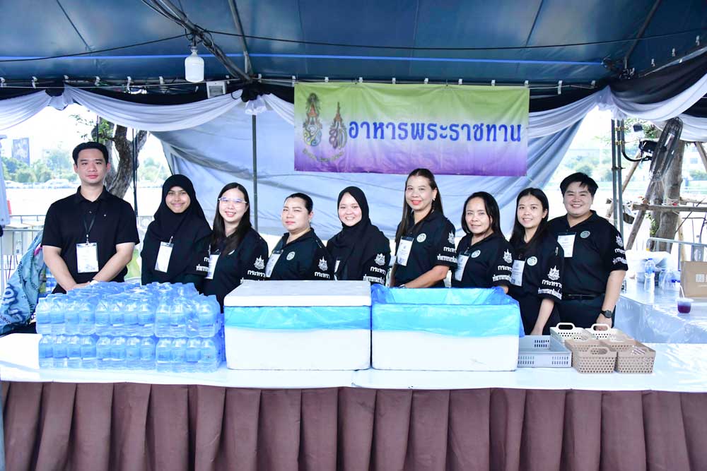 วันที่ 22 มีนาคม 2569 จิตอาสากระทรวงทรัพยากรธรรมชาติและสิ่งแวดล้อม (จิตอาสา ทส.) โดยสำนักงานนโยบายและแผนทรัพยากรธรรมชาติและสิ่งแวดล้อม (สผ.) ร่วมกับศูนย์อำนวยการใหญ่ จิตอาสาพระราชทาน ศูนย์ประสานงานจิตอาสาพระราชทาน ศอ.จอส. พระราชทาน ภาค 1 (ส่วนหน้า) จิตอาสา 904 จิตอาสาพระราชทาน จิตอาสาภาครัฐ กรุงเทพมหานคร หน่วยงานภาครัฐ แพทย์ พยาบาล นักศึกษาวิชาทหาร ลูกเสือ - เนตรนารี อาสาสมัครป้องกันภัยฝ่ายพลเรือน และเครือข่ายจิตอาสาดำเนินภารกิจประจำวัน เพื่ออำนวยความสะดวกและดูแลประชาชนที่เดินทางมาลงนามถวายความอาลัย สมเด็จพระนางเจ้าสิริกิติ์ พระบรมราชินีนาถ พระบรมราชชนนีพันปีหลวง เบื้องหน้าพระบรมฉายาลักษณ์ โดยได้จัดกำลังจิตอาสาประจำจุดต่างๆ ดังนี้ จุดที่ 1 จุดพักคอย จุดที่ 2 โรงครัวพระราชทาน เพื่อให้การปฏิบัติเป็นไปด้วยความเรียบร้อยและสมพระเกียรติ ณ ท้องสนามหลวง ในพระบรมมหาราชวัง โดยมีจิตอาสา ทส. เข้าร่วมปฏิบัติงานตลอดทั้งวัน วันที่ 22 มีนาคม 2569 จิตอาสากระทรวงทรัพยากรธรรมชาติและสิ่งแวดล้อม (จิตอาสา ทส.) โดยสำนักงานนโยบายและแผนทรัพยากรธรรมชาติและสิ่งแวดล้อม (สผ.) ร่วมกับศูนย์อำนวยการใหญ่ จิตอาสาพระราชทาน ศูนย์ประสานงานจิตอาสาพระราชทาน ศอ.จอส. พระราชทาน ภาค 1 (ส่วนหน้า) จิตอาสา 904 จิตอาสาพระราชทาน จิตอาสาภาครัฐ กรุงเทพมหานคร หน่วยงานภาครัฐ แพทย์ พยาบาล นักศึกษาวิชาทหาร ลูกเสือ - เนตรนารี อาสาสมัครป้องกันภัยฝ่ายพลเรือน และเครือข่ายจิตอาสาดำเนินภารกิจประจำวัน เพื่ออำนวยความสะดวกและดูแลประชาชนที่เดินทางมาลงนามถวายความอาลัย สมเด็จพระนางเจ้าสิริกิติ์ พระบรมราชินีนาถ พระบรมราชชนนีพันปีหลวง เบื้องหน้าพระบรมฉายาลักษณ์ โดยได้จัดกำลังจิตอาสาประจำจุดต่างๆ ดังนี้ จุดที่ 1 จุดพักคอย จุดที่ 2 โรงครัวพระราชทาน เพื่อให้การปฏิบัติเป็นไปด้วยความเรียบร้อยและสมพระเกียรติ ณ ท้องสนามหลวง ในพระบรมมหาราชวัง โดยมีจิตอาสา ทส. เข้าร่วมปฏิบัติงานตลอดทั้งวัน