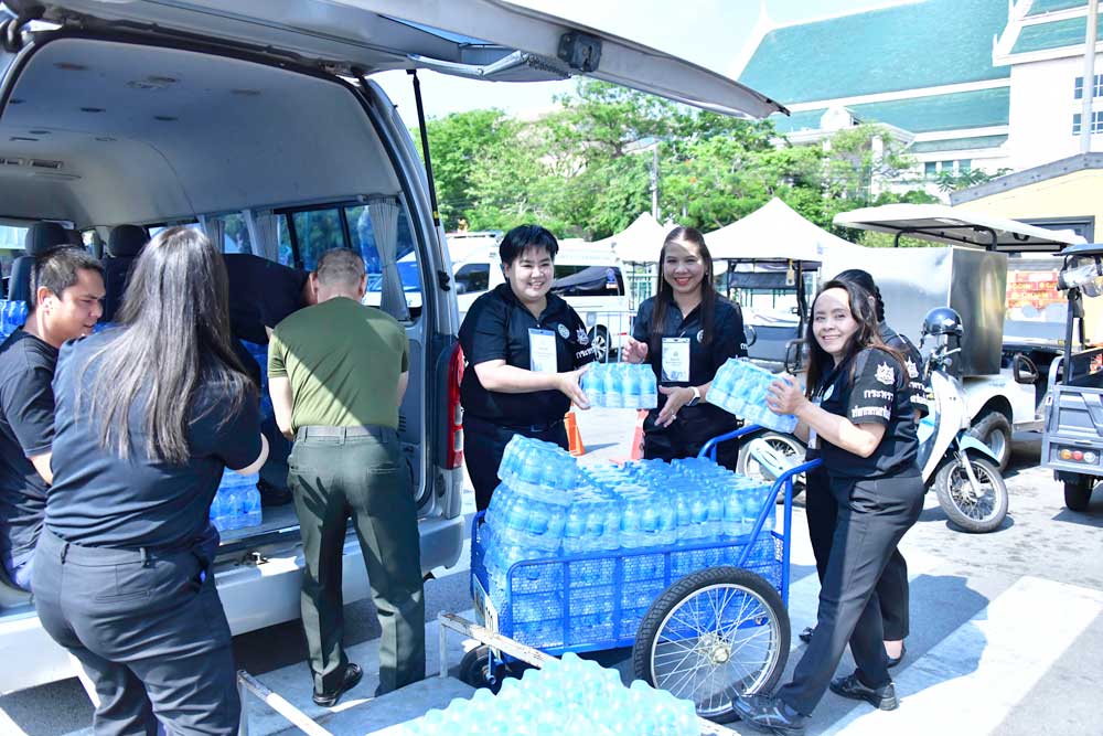 วันที่ 22 มีนาคม 2569 จิตอาสากระทรวงทรัพยากรธรรมชาติและสิ่งแวดล้อม (จิตอาสา ทส.) โดยสำนักงานนโยบายและแผนทรัพยากรธรรมชาติและสิ่งแวดล้อม (สผ.) ร่วมกับศูนย์อำนวยการใหญ่ จิตอาสาพระราชทาน ศูนย์ประสานงานจิตอาสาพระราชทาน ศอ.จอส. พระราชทาน ภาค 1 (ส่วนหน้า) จิตอาสา 904 จิตอาสาพระราชทาน จิตอาสาภาครัฐ กรุงเทพมหานคร หน่วยงานภาครัฐ แพทย์ พยาบาล นักศึกษาวิชาทหาร ลูกเสือ - เนตรนารี อาสาสมัครป้องกันภัยฝ่ายพลเรือน และเครือข่ายจิตอาสาดำเนินภารกิจประจำวัน เพื่ออำนวยความสะดวกและดูแลประชาชนที่เดินทางมาลงนามถวายความอาลัย สมเด็จพระนางเจ้าสิริกิติ์ พระบรมราชินีนาถ พระบรมราชชนนีพันปีหลวง เบื้องหน้าพระบรมฉายาลักษณ์ โดยได้จัดกำลังจิตอาสาประจำจุดต่างๆ ดังนี้ จุดที่ 1 จุดพักคอย จุดที่ 2 โรงครัวพระราชทาน เพื่อให้การปฏิบัติเป็นไปด้วยความเรียบร้อยและสมพระเกียรติ ณ ท้องสนามหลวง ในพระบรมมหาราชวัง โดยมีจิตอาสา ทส. เข้าร่วมปฏิบัติงานตลอดทั้งวัน วันที่ 22 มีนาคม 2569 จิตอาสากระทรวงทรัพยากรธรรมชาติและสิ่งแวดล้อม (จิตอาสา ทส.) โดยสำนักงานนโยบายและแผนทรัพยากรธรรมชาติและสิ่งแวดล้อม (สผ.) ร่วมกับศูนย์อำนวยการใหญ่ จิตอาสาพระราชทาน ศูนย์ประสานงานจิตอาสาพระราชทาน ศอ.จอส. พระราชทาน ภาค 1 (ส่วนหน้า) จิตอาสา 904 จิตอาสาพระราชทาน จิตอาสาภาครัฐ กรุงเทพมหานคร หน่วยงานภาครัฐ แพทย์ พยาบาล นักศึกษาวิชาทหาร ลูกเสือ - เนตรนารี อาสาสมัครป้องกันภัยฝ่ายพลเรือน และเครือข่ายจิตอาสาดำเนินภารกิจประจำวัน เพื่ออำนวยความสะดวกและดูแลประชาชนที่เดินทางมาลงนามถวายความอาลัย สมเด็จพระนางเจ้าสิริกิติ์ พระบรมราชินีนาถ พระบรมราชชนนีพันปีหลวง เบื้องหน้าพระบรมฉายาลักษณ์ โดยได้จัดกำลังจิตอาสาประจำจุดต่างๆ ดังนี้ จุดที่ 1 จุดพักคอย จุดที่ 2 โรงครัวพระราชทาน เพื่อให้การปฏิบัติเป็นไปด้วยความเรียบร้อยและสมพระเกียรติ ณ ท้องสนามหลวง ในพระบรมมหาราชวัง โดยมีจิตอาสา ทส. เข้าร่วมปฏิบัติงานตลอดทั้งวัน