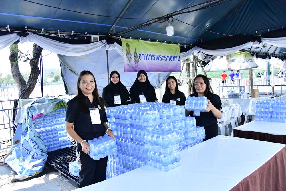 วันที่ 22 มีนาคม 2569 จิตอาสากระทรวงทรัพยากรธรรมชาติและสิ่งแวดล้อม (จิตอาสา ทส.) โดยสำนักงานนโยบายและแผนทรัพยากรธรรมชาติและสิ่งแวดล้อม (สผ.) ร่วมกับศูนย์อำนวยการใหญ่ จิตอาสาพระราชทาน ศูนย์ประสานงานจิตอาสาพระราชทาน ศอ.จอส. พระราชทาน ภาค 1 (ส่วนหน้า) จิตอาสา 904 จิตอาสาพระราชทาน จิตอาสาภาครัฐ กรุงเทพมหานคร หน่วยงานภาครัฐ แพทย์ พยาบาล นักศึกษาวิชาทหาร ลูกเสือ - เนตรนารี อาสาสมัครป้องกันภัยฝ่ายพลเรือน และเครือข่ายจิตอาสาดำเนินภารกิจประจำวัน เพื่ออำนวยความสะดวกและดูแลประชาชนที่เดินทางมาลงนามถวายความอาลัย สมเด็จพระนางเจ้าสิริกิติ์ พระบรมราชินีนาถ พระบรมราชชนนีพันปีหลวง เบื้องหน้าพระบรมฉายาลักษณ์ โดยได้จัดกำลังจิตอาสาประจำจุดต่างๆ ดังนี้ จุดที่ 1 จุดพักคอย จุดที่ 2 โรงครัวพระราชทาน เพื่อให้การปฏิบัติเป็นไปด้วยความเรียบร้อยและสมพระเกียรติ ณ ท้องสนามหลวง ในพระบรมมหาราชวัง โดยมีจิตอาสา ทส. เข้าร่วมปฏิบัติงานตลอดทั้งวัน วันที่ 22 มีนาคม 2569 จิตอาสากระทรวงทรัพยากรธรรมชาติและสิ่งแวดล้อม (จิตอาสา ทส.) โดยสำนักงานนโยบายและแผนทรัพยากรธรรมชาติและสิ่งแวดล้อม (สผ.) ร่วมกับศูนย์อำนวยการใหญ่ จิตอาสาพระราชทาน ศูนย์ประสานงานจิตอาสาพระราชทาน ศอ.จอส. พระราชทาน ภาค 1 (ส่วนหน้า) จิตอาสา 904 จิตอาสาพระราชทาน จิตอาสาภาครัฐ กรุงเทพมหานคร หน่วยงานภาครัฐ แพทย์ พยาบาล นักศึกษาวิชาทหาร ลูกเสือ - เนตรนารี อาสาสมัครป้องกันภัยฝ่ายพลเรือน และเครือข่ายจิตอาสาดำเนินภารกิจประจำวัน เพื่ออำนวยความสะดวกและดูแลประชาชนที่เดินทางมาลงนามถวายความอาลัย สมเด็จพระนางเจ้าสิริกิติ์ พระบรมราชินีนาถ พระบรมราชชนนีพันปีหลวง เบื้องหน้าพระบรมฉายาลักษณ์ โดยได้จัดกำลังจิตอาสาประจำจุดต่างๆ ดังนี้ จุดที่ 1 จุดพักคอย จุดที่ 2 โรงครัวพระราชทาน เพื่อให้การปฏิบัติเป็นไปด้วยความเรียบร้อยและสมพระเกียรติ ณ ท้องสนามหลวง ในพระบรมมหาราชวัง โดยมีจิตอาสา ทส. เข้าร่วมปฏิบัติงานตลอดทั้งวัน