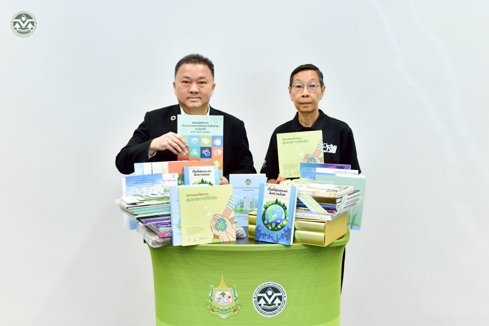 นายบรรณรักษ์ เสริมทอง เลขาธิการ สผ. และนางสาวธุวานันท์ ยุกติรัตน เลขานุการกรม นายบรรณรักษ์ เสริมทอง เลขาธิการ สผ. และนางสาวธุวานันท์ ยุกติรัตน เลขานุการกรม