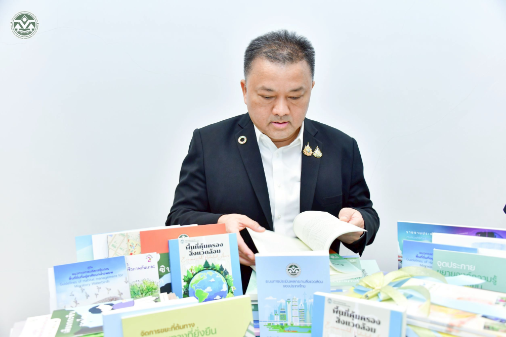 นายบรรณรักษ์ เสริมทอง เลขาธิการ สผ. นายบรรณรักษ์ เสริมทอง เลขาธิการ สผ.